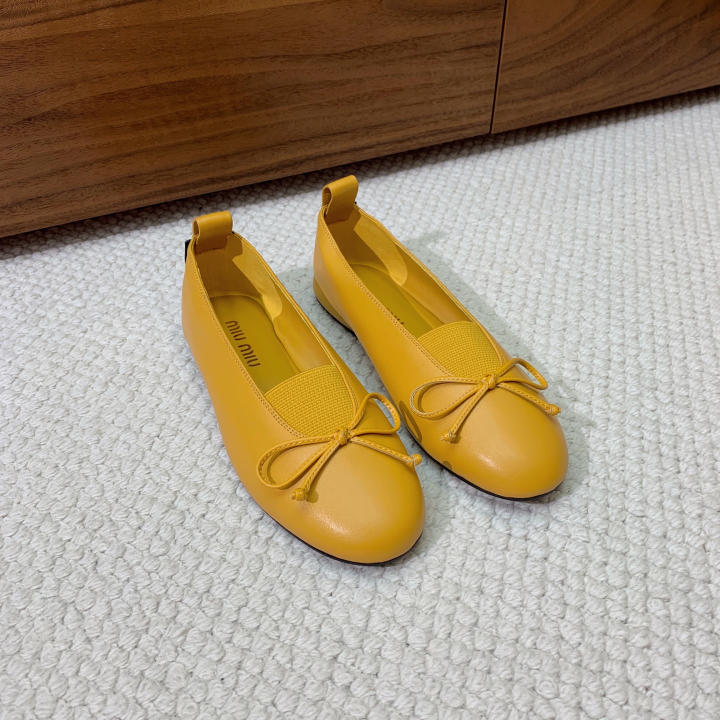 🔸Miumi*🔸蝴蝶结单鞋。优雅婉约，上脚超级舒服。鞋面定制进口羊皮，羊皮内里及垫脚。原版成型大底
码数