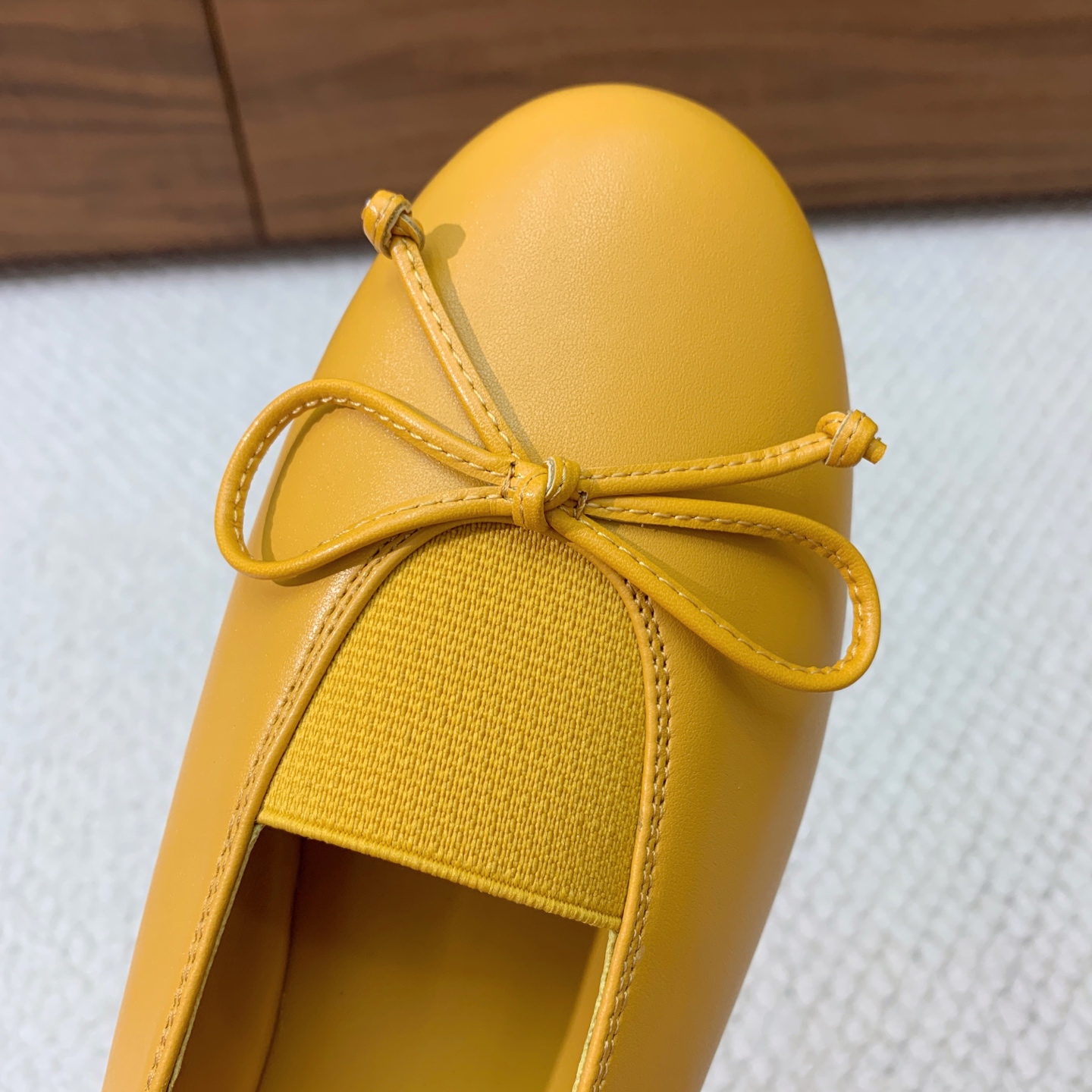 🔸Miumi*🔸蝴蝶结单鞋。优雅婉约，上脚超级舒服。鞋面定制进口羊皮，羊皮内里及垫脚。原版成型大底
码数