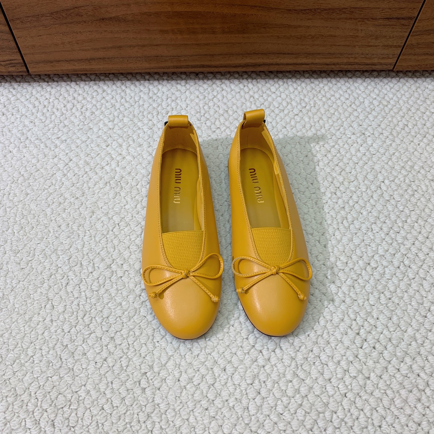 🔸Miumi*🔸蝴蝶结单鞋。优雅婉约，上脚超级舒服。鞋面定制进口羊皮，羊皮内里及垫脚。原版成型大底
码数
