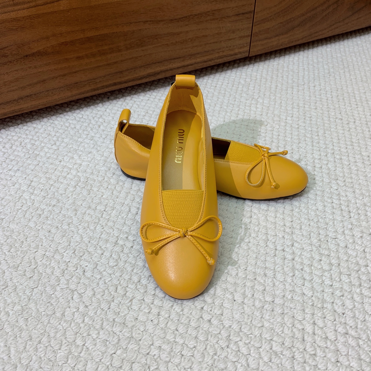 🔸Miumi*🔸蝴蝶结单鞋。优雅婉约，上脚超级舒服。鞋面定制进口羊皮，羊皮内里及垫脚。原版成型大底
码数