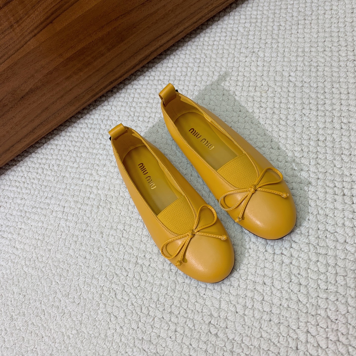 🔸Miumi*🔸蝴蝶结单鞋。优雅婉约，上脚超级舒服。鞋面定制进口羊皮，羊皮内里及垫脚。原版成型大底
码数