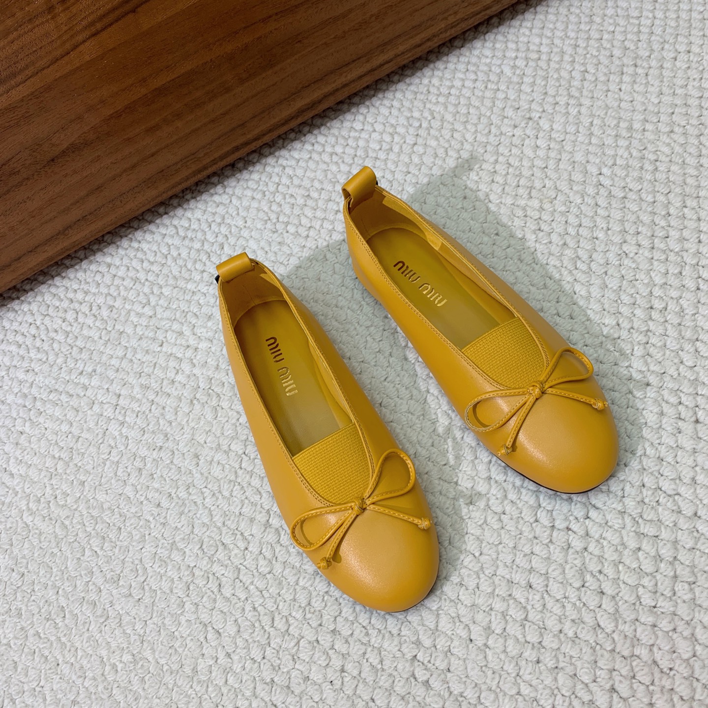 🔸Miumi*🔸蝴蝶结单鞋。优雅婉约，上脚超级舒服。鞋面定制进口羊皮，羊皮内里及垫脚。原版成型大底
码数