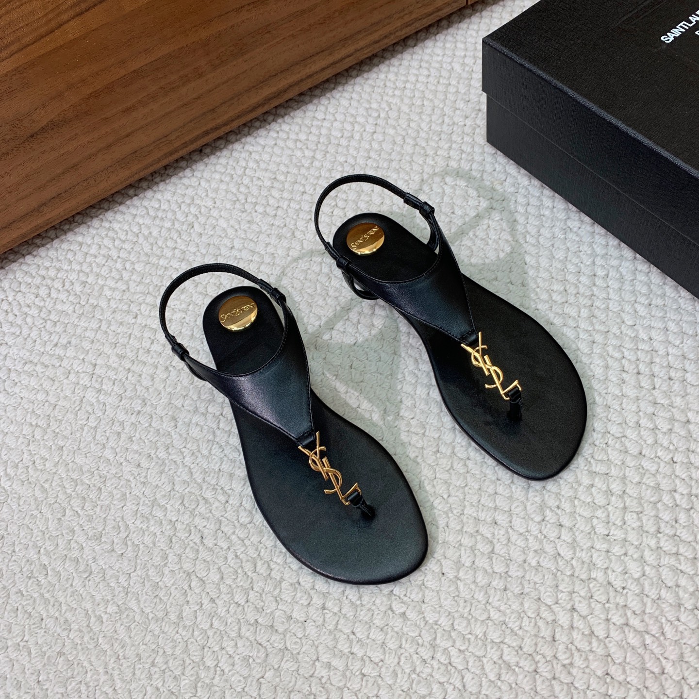🔸SAINT LAUREN*🔸平底凉鞋。整个版型包括金属制品等细节别具一格让人眼前一亮，鞋面漆皮牛皮。羊
