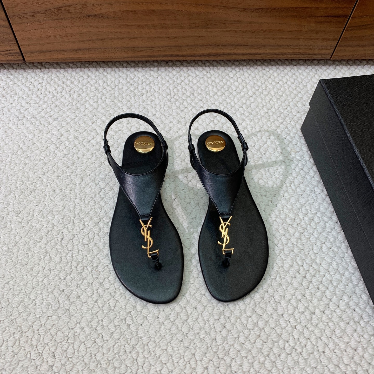🔸SAINT LAUREN*🔸平底凉鞋。整个版型包括金属制品等细节别具一格让人眼前一亮，鞋面漆皮牛皮。羊