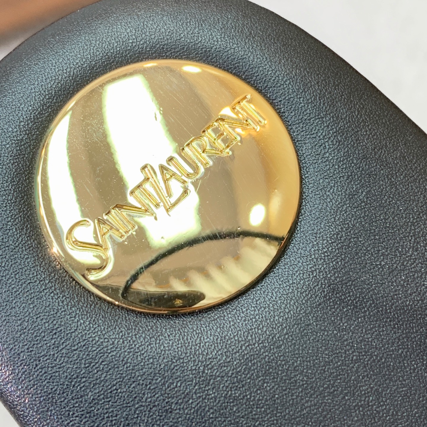 🔸SAINT LAUREN*🔸平底凉鞋。整个版型包括金属制品等细节别具一格让人眼前一亮，鞋面漆皮牛皮。羊