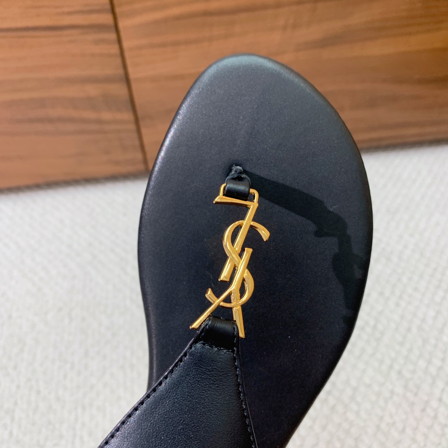 🔸SAINT LAUREN*🔸平底凉鞋。整个版型包括金属制品等细节别具一格让人眼前一亮，鞋面漆皮牛皮。羊
