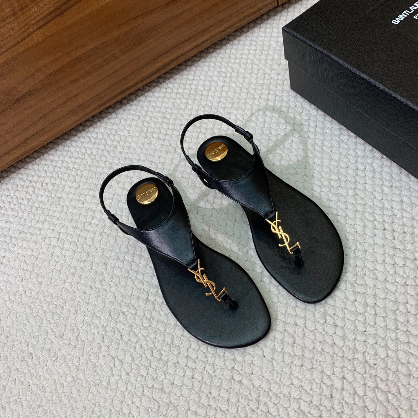 🔸SAINT LAUREN*🔸平底凉鞋。整个版型包括金属制品等细节别具一格让人眼前一亮，鞋面漆皮牛皮。羊