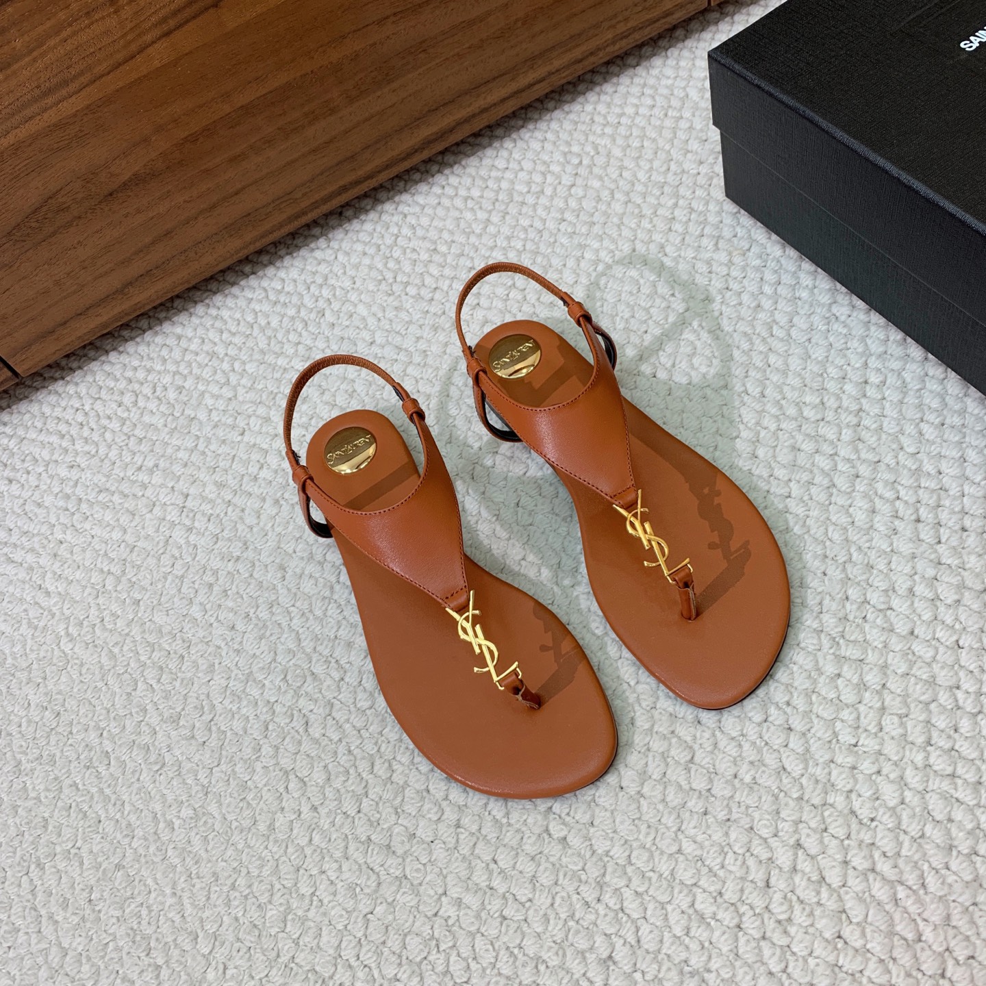 🔸SAINT LAUREN*🔸平底凉鞋。整个版型包括金属制品等细节别具一格让人眼前一亮，鞋面漆皮牛皮。羊