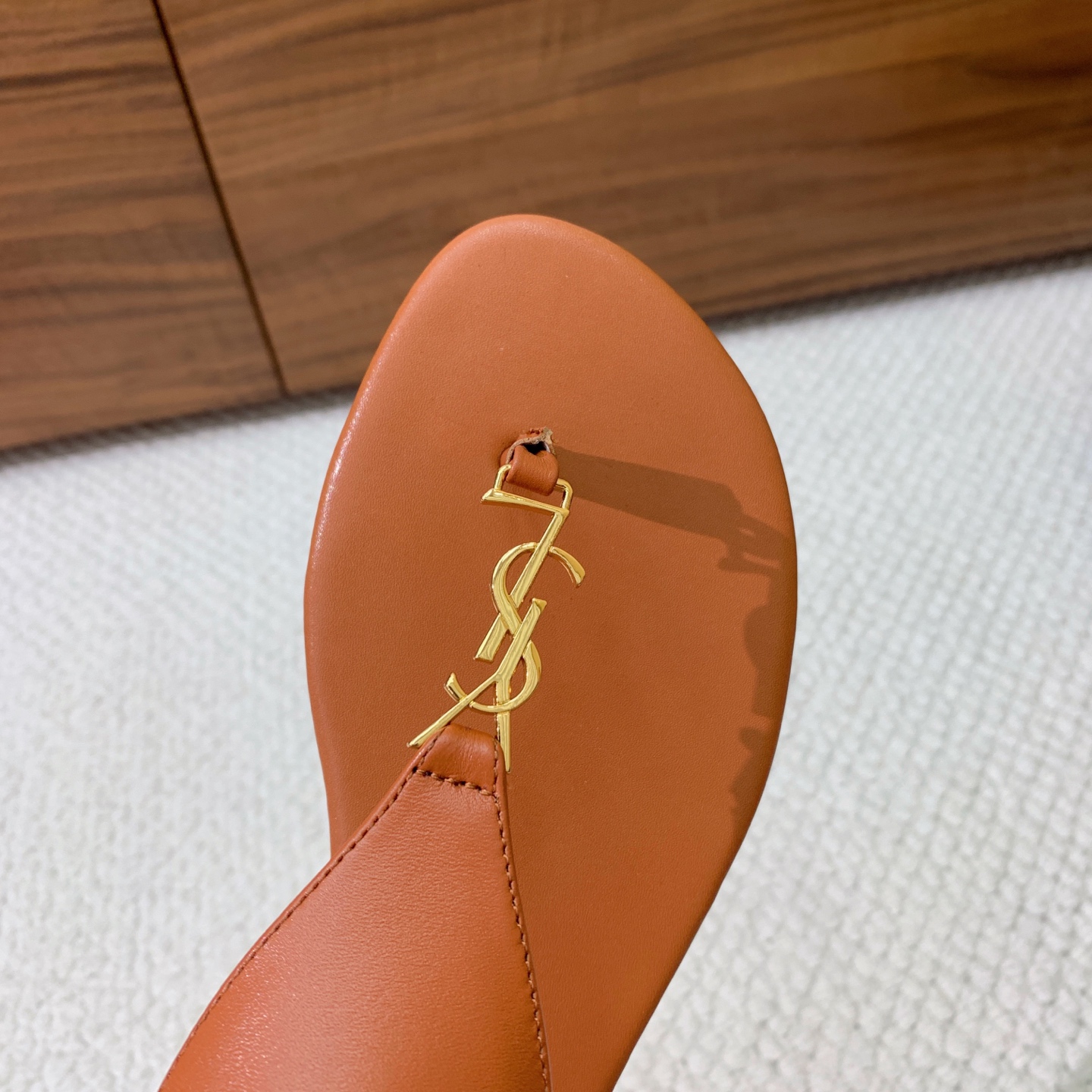 🔸SAINT LAUREN*🔸平底凉鞋。整个版型包括金属制品等细节别具一格让人眼前一亮，鞋面漆皮牛皮。羊
