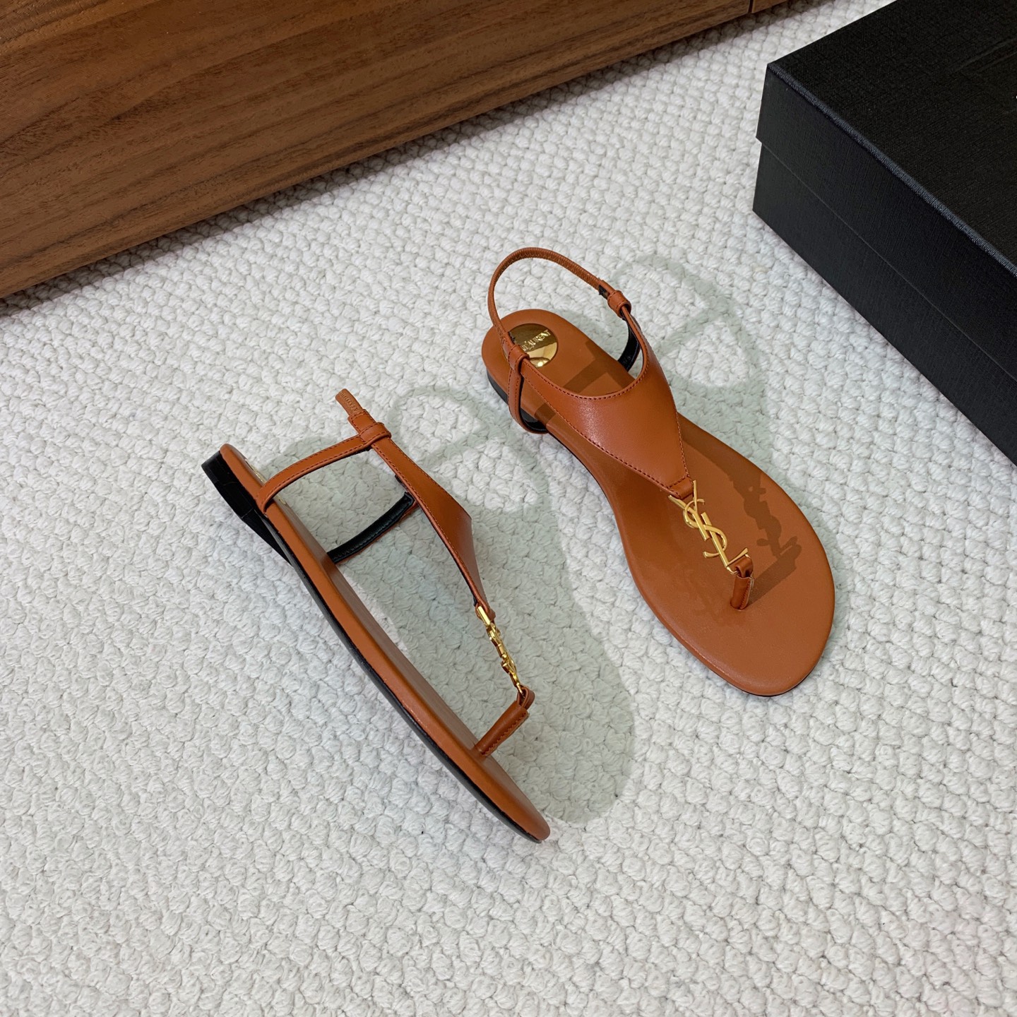 🔸SAINT LAUREN*🔸平底凉鞋。整个版型包括金属制品等细节别具一格让人眼前一亮，鞋面漆皮牛皮。羊