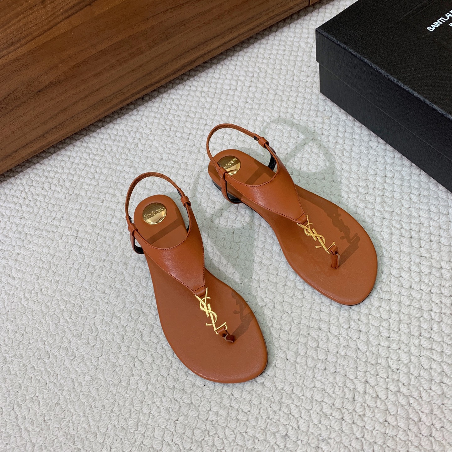 🔸SAINT LAUREN*🔸平底凉鞋。整个版型包括金属制品等细节别具一格让人眼前一亮，鞋面漆皮牛皮。羊