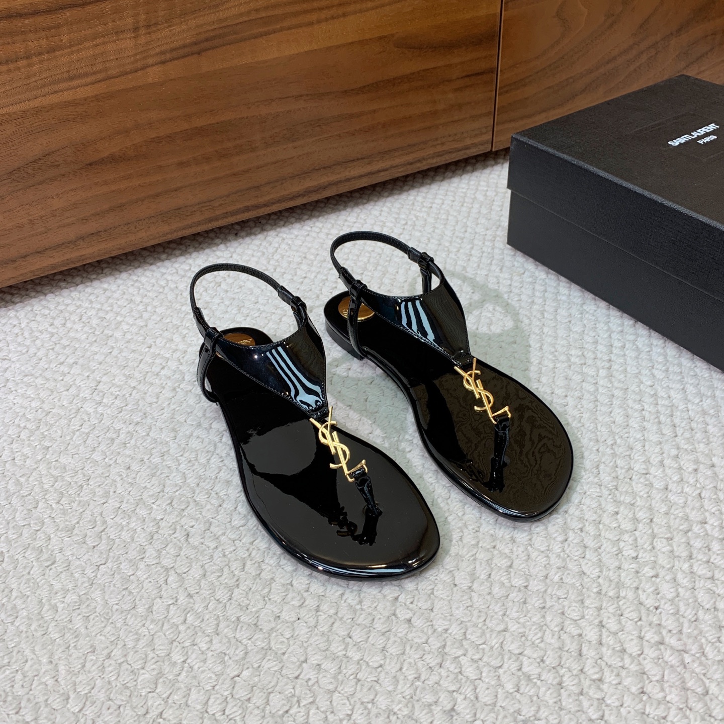 🔸SAINT LAUREN*🔸平底凉鞋。整个版型包括金属制品等细节别具一格让人眼前一亮，鞋面漆皮牛皮。羊