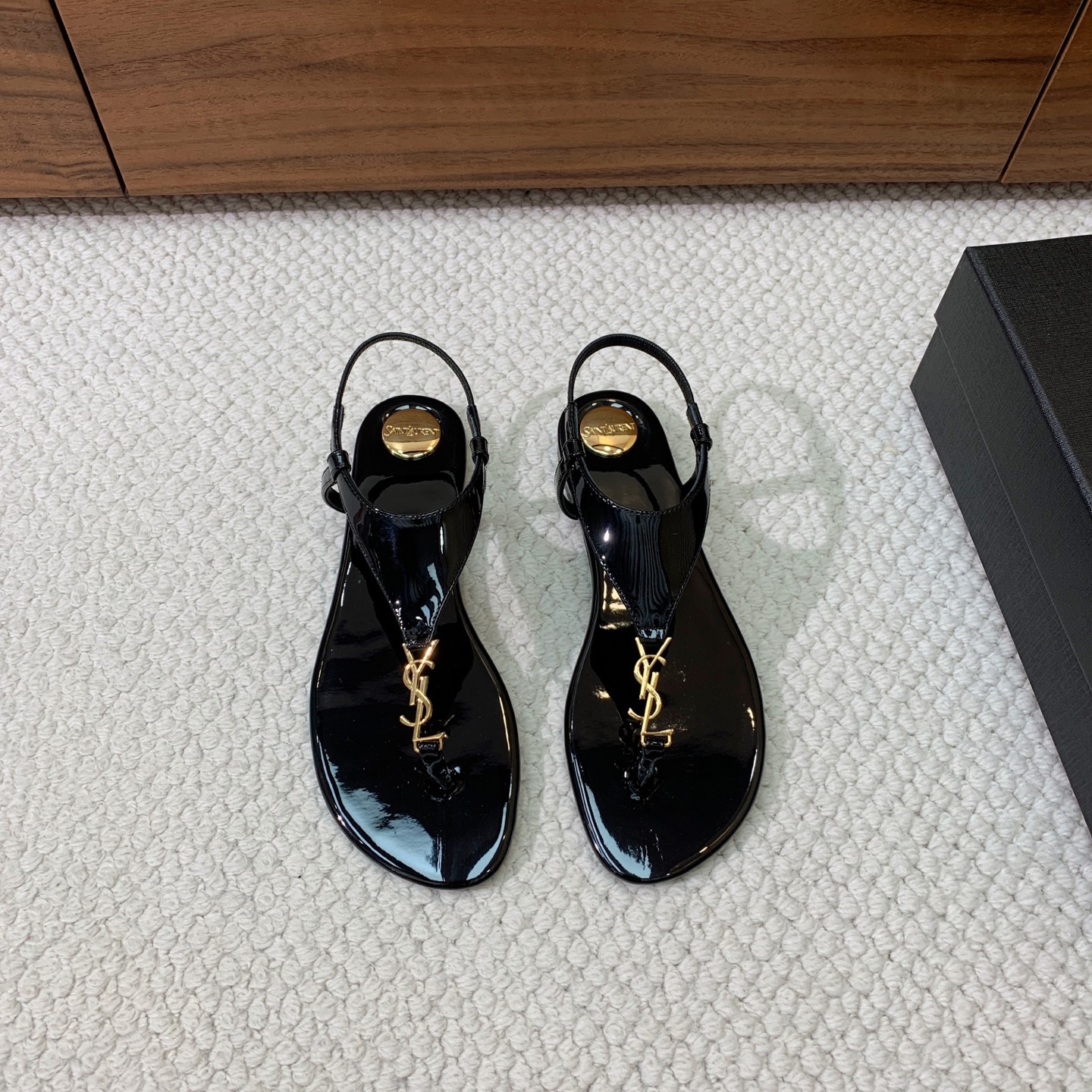 🔸SAINT LAUREN*🔸平底凉鞋。整个版型包括金属制品等细节别具一格让人眼前一亮，鞋面漆皮牛皮。羊
