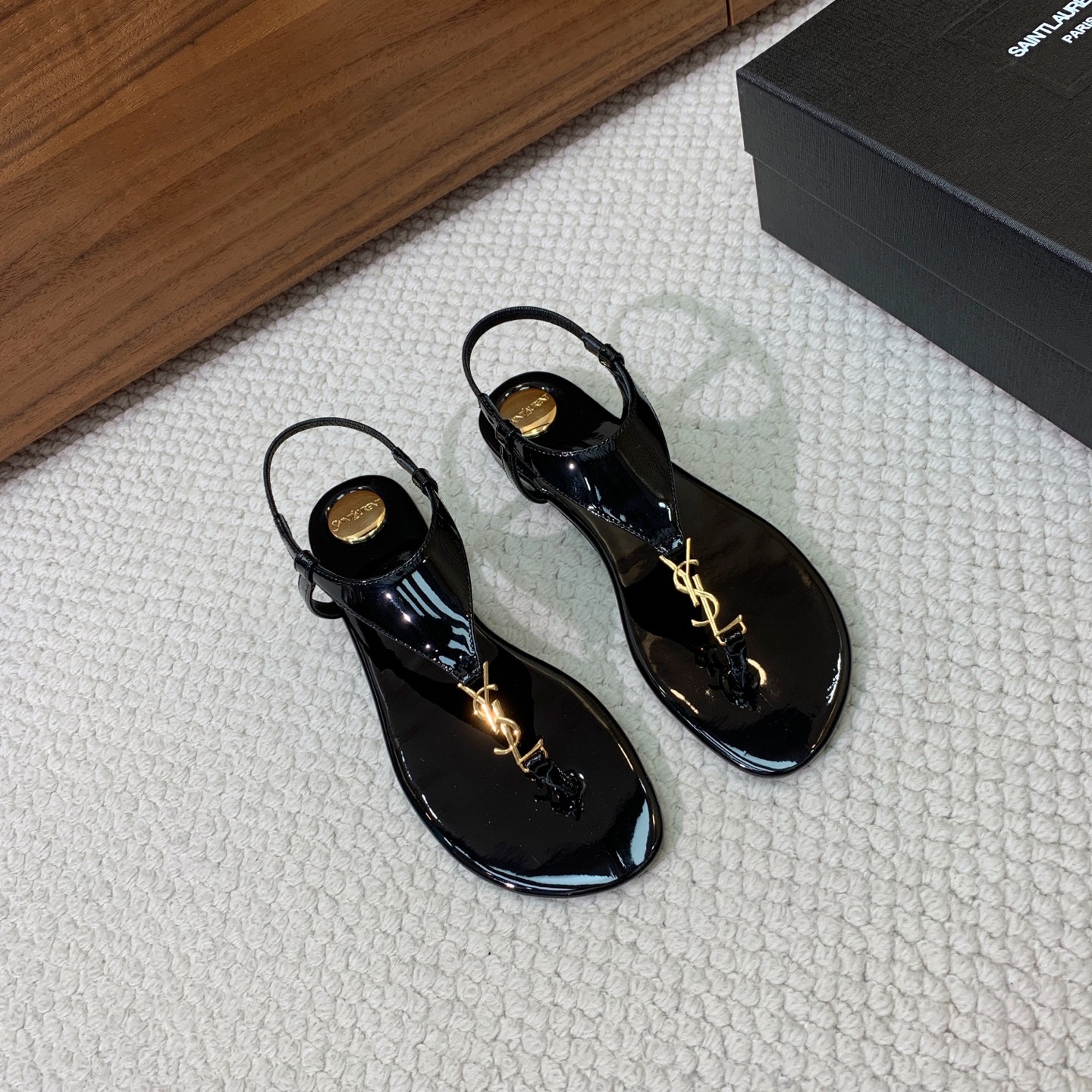 🔸SAINT LAUREN*🔸平底凉鞋。整个版型包括金属制品等细节别具一格让人眼前一亮，鞋面漆皮牛皮。羊