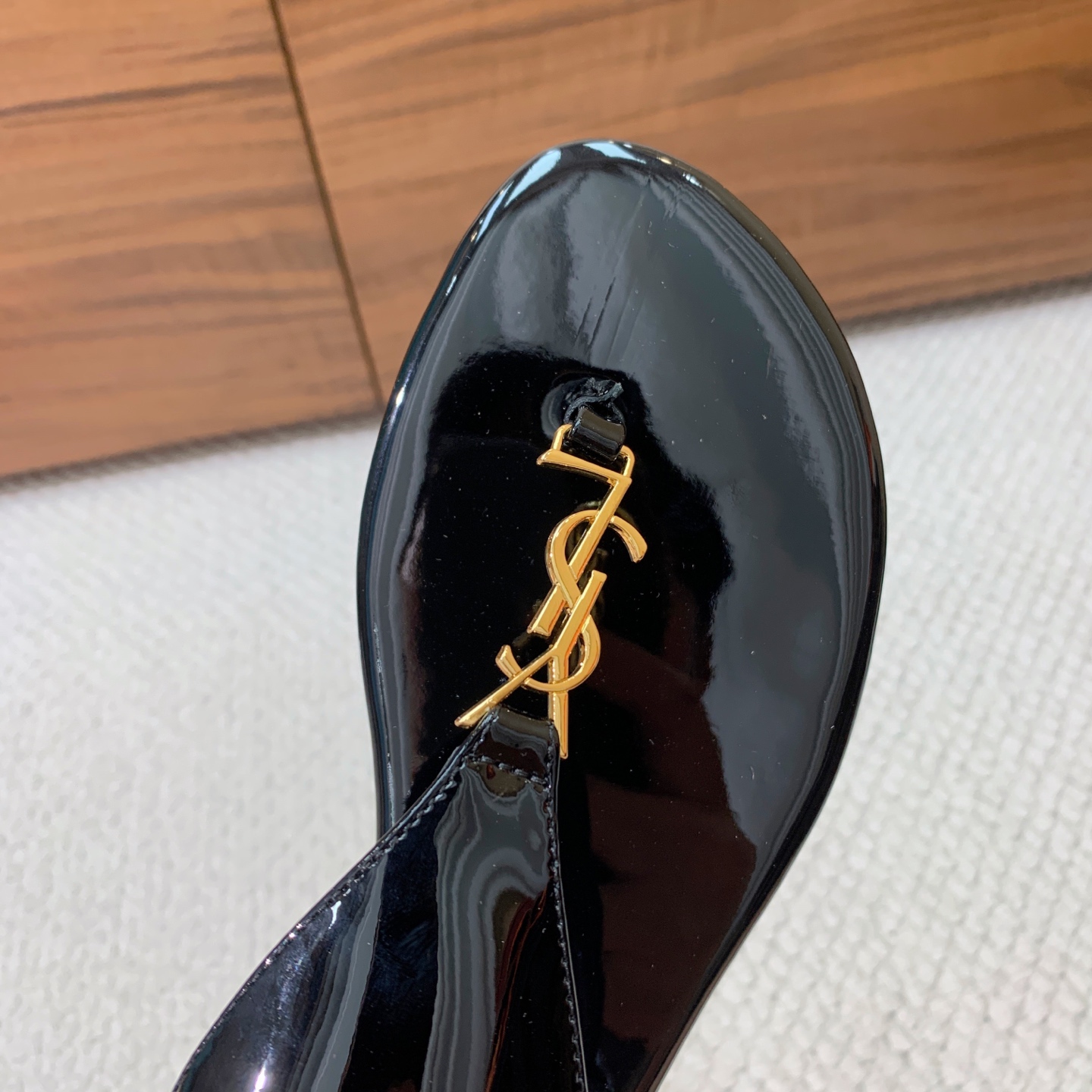 🔸SAINT LAUREN*🔸平底凉鞋。整个版型包括金属制品等细节别具一格让人眼前一亮，鞋面漆皮牛皮。羊