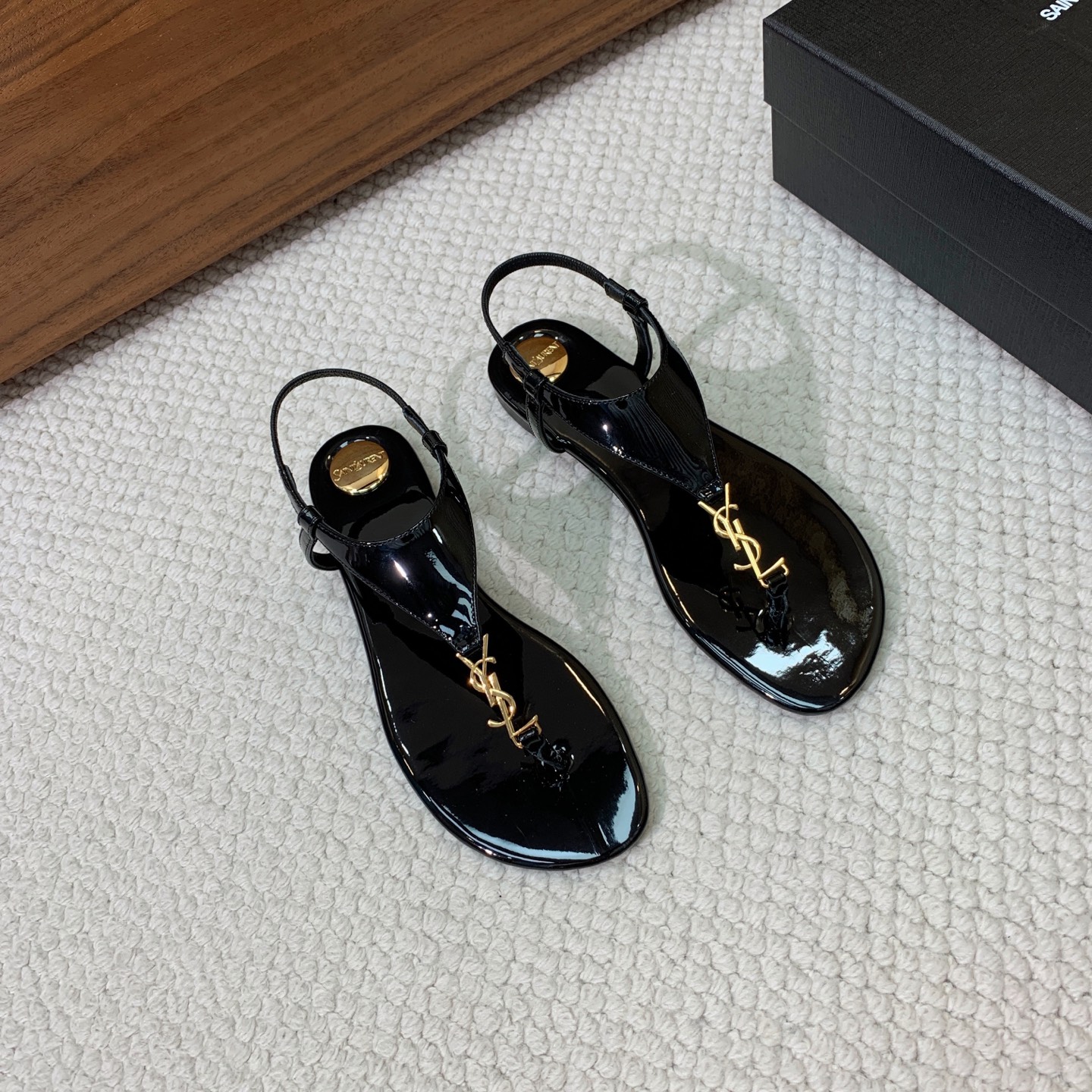 🔸SAINT LAUREN*🔸平底凉鞋。整个版型包括金属制品等细节别具一格让人眼前一亮，鞋面漆皮牛皮。羊