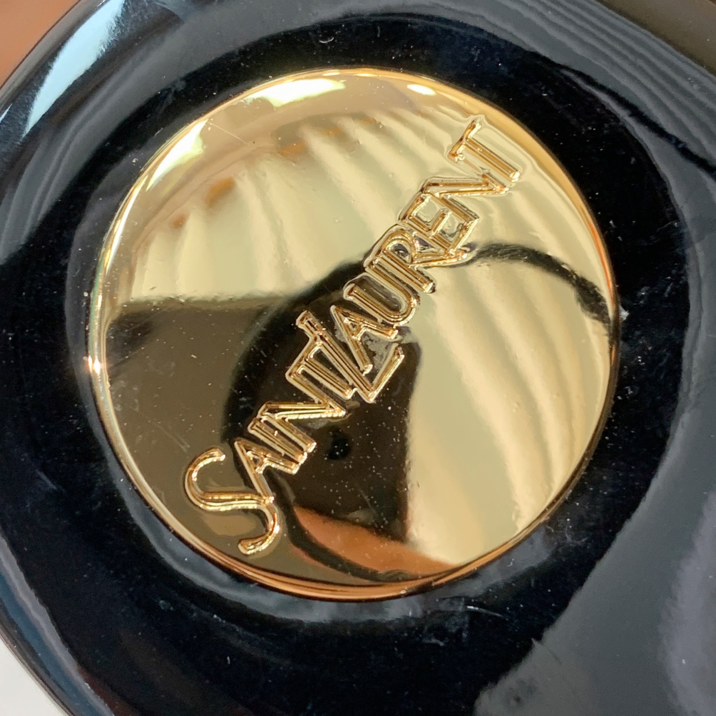 🔸SAINT LAUREN*🔸平底凉鞋。整个版型包括金属制品等细节别具一格让人眼前一亮，鞋面漆皮牛皮。羊