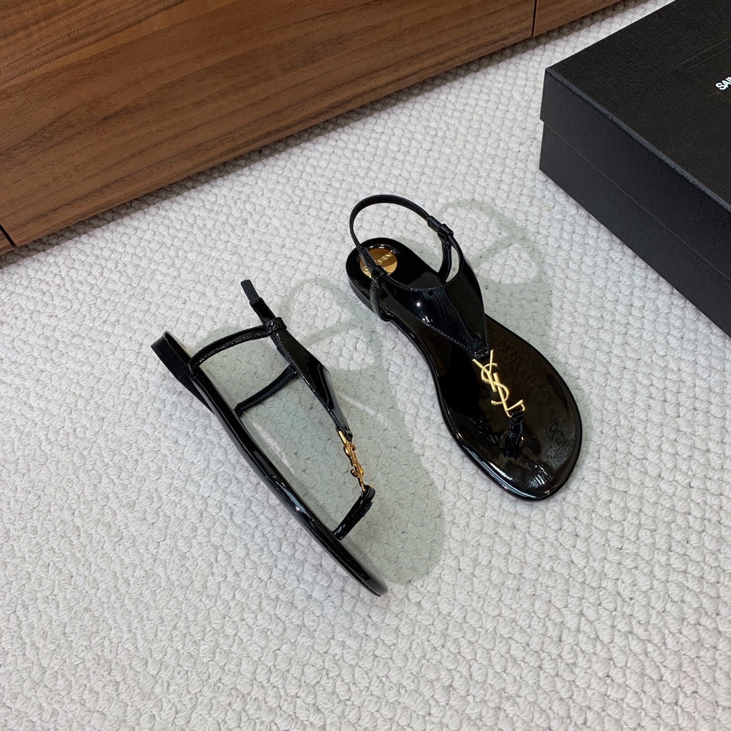 🔸SAINT LAUREN*🔸平底凉鞋。整个版型包括金属制品等细节别具一格让人眼前一亮，鞋面漆皮牛皮。羊