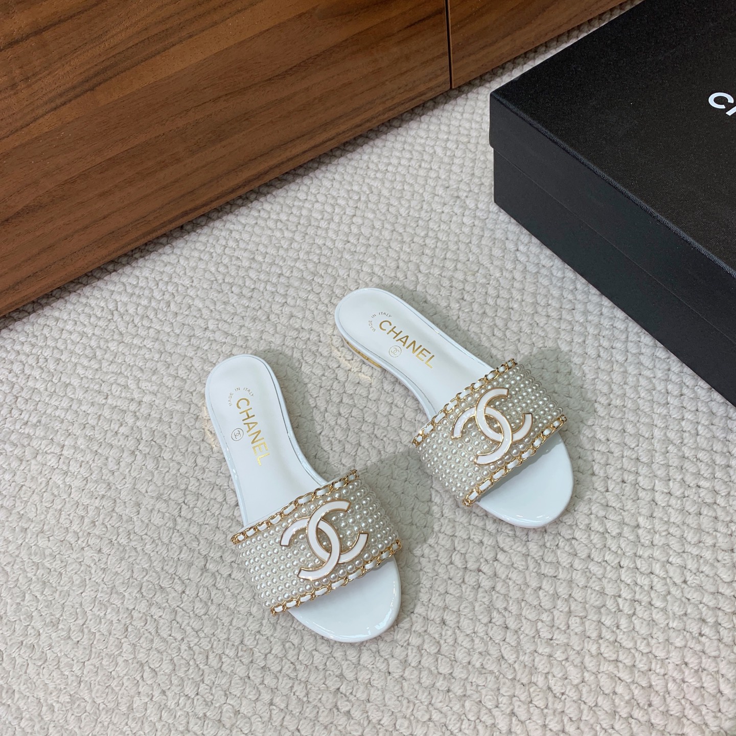 🔸Chan*l🔸珍珠拖鞋。浓浓的中古典雅气息。鞋面珍珠配链条。羊皮垫脚，真皮大底。
码数：35-42（4