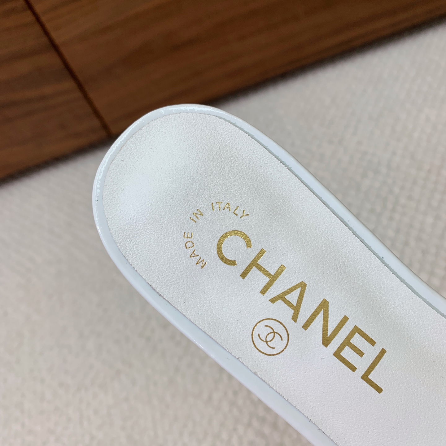 🔸Chan*l🔸珍珠拖鞋。浓浓的中古典雅气息。鞋面珍珠配链条。羊皮垫脚，真皮大底。
码数：35-42（4