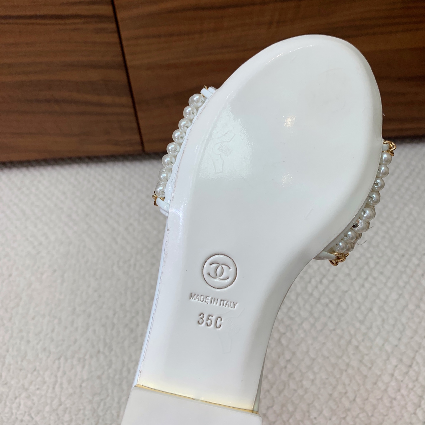 🔸Chan*l🔸珍珠拖鞋。浓浓的中古典雅气息。鞋面珍珠配链条。羊皮垫脚，真皮大底。
码数：35-42（4