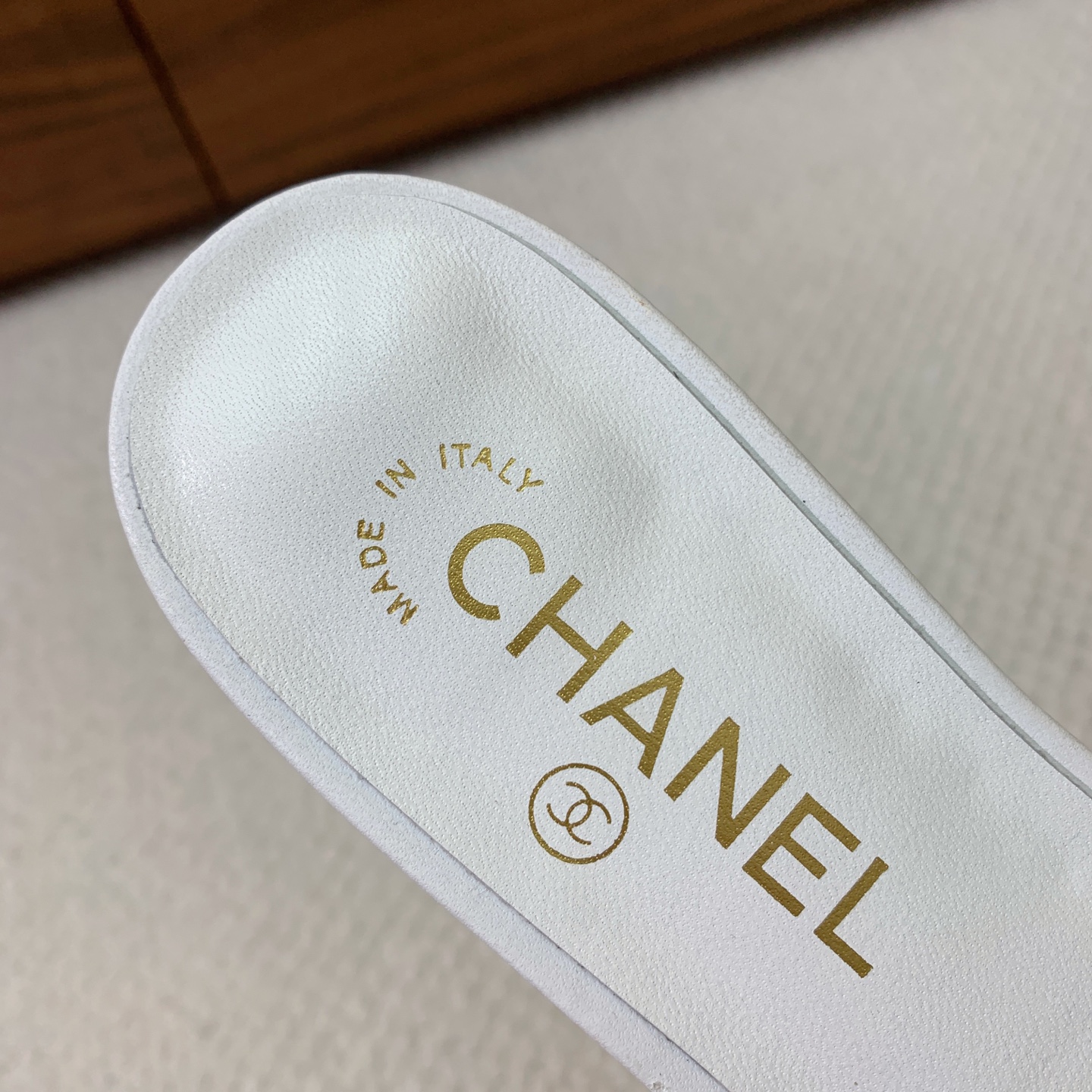🔸Chan*l🔸平底蝴蝶结拖鞋。浓浓的中古典雅气息。羊皮垫脚，真皮大底。
码数：35-42（40、41、