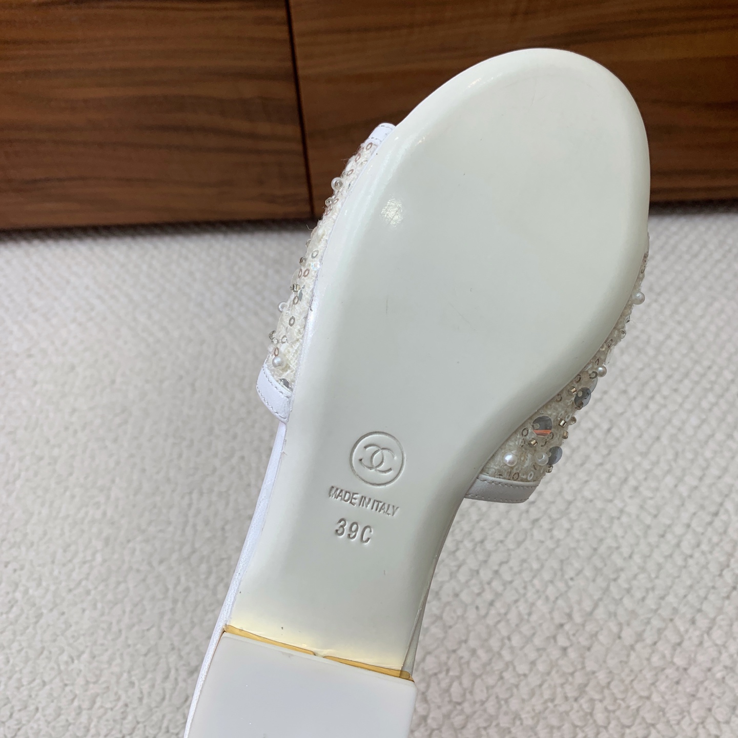 🔸Chan*l🔸平底蝴蝶结拖鞋。浓浓的中古典雅气息。羊皮垫脚，真皮大底。
码数：35-42（40、41、