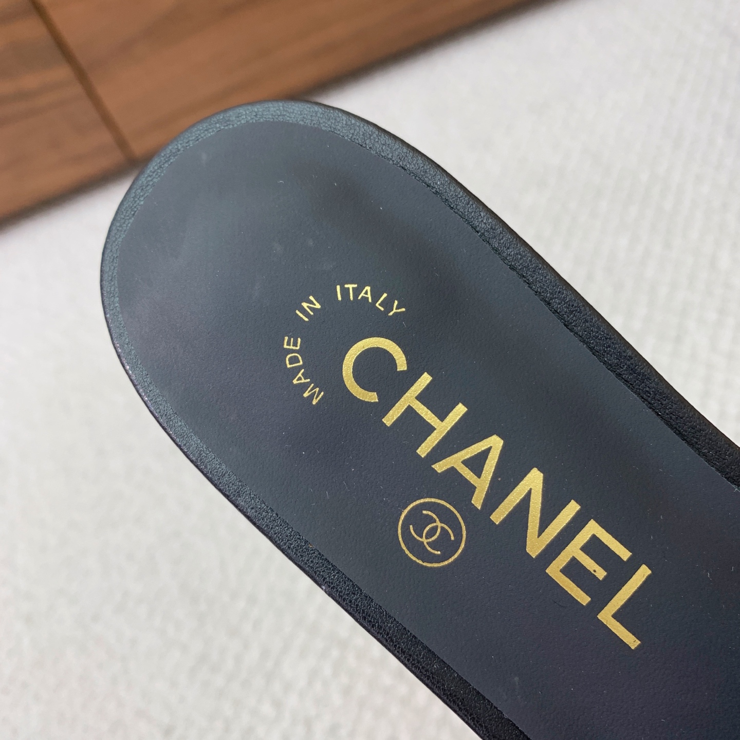 🔸Chan*l🔸平底蝴蝶结拖鞋。浓浓的中古典雅气息。羊皮垫脚，真皮大底。
码数：35-42（40、41、