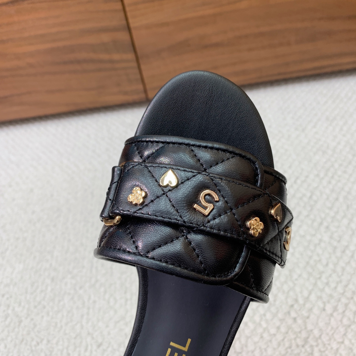 🔸Chan*l🔸平底菱格拖鞋。浓浓的中古典雅气息。鞋面羊皮，羊皮垫脚，真皮大底。
码数：35-42（40