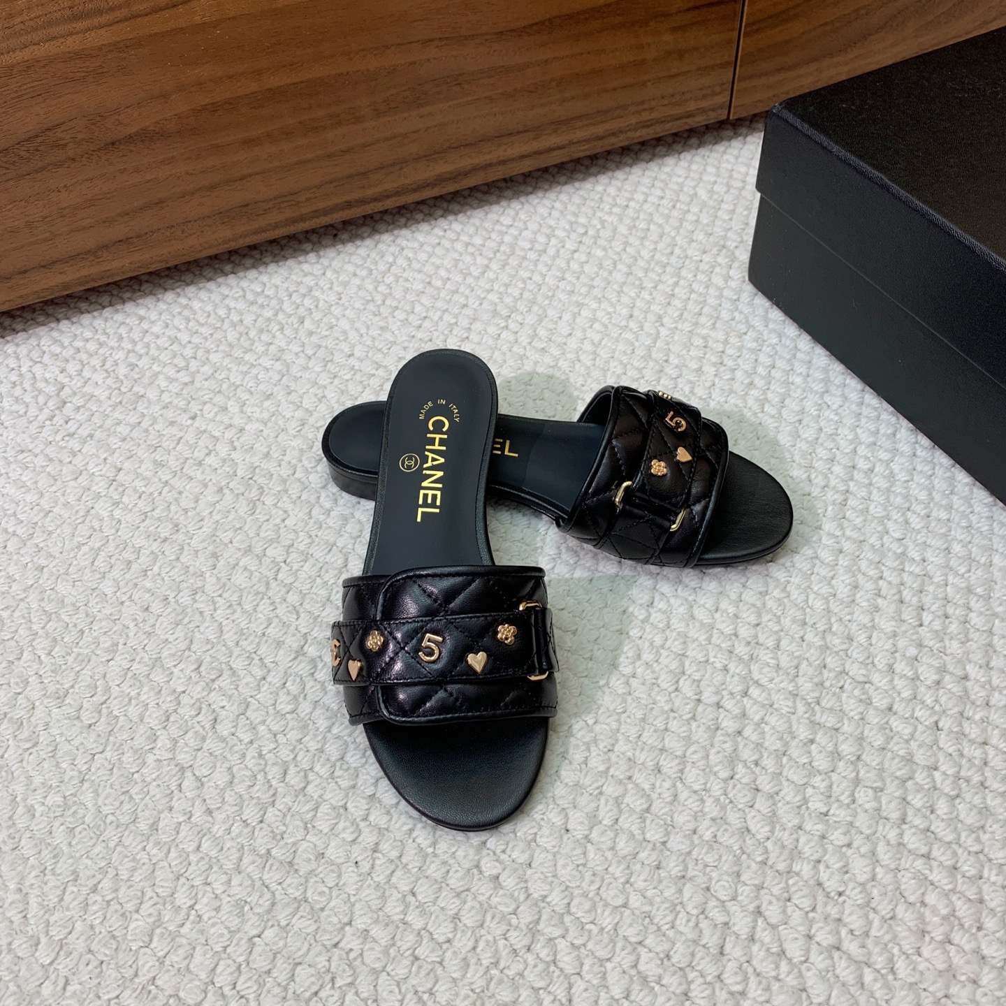 🔸Chan*l🔸平底菱格拖鞋。浓浓的中古典雅气息。鞋面羊皮，羊皮垫脚，真皮大底。
码数：35-42（40