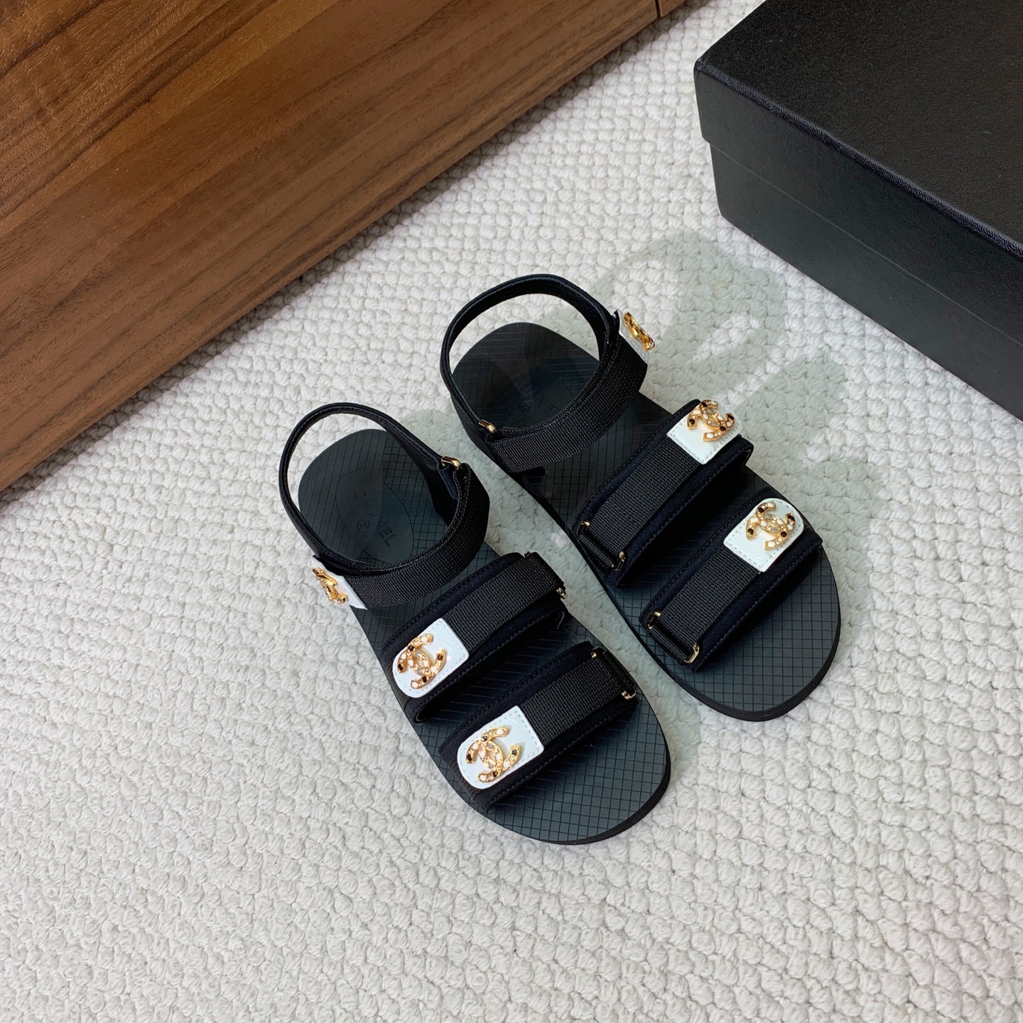 🔸Chan*l🔸魔术贴凉鞋。浓浓的中古典雅气息。上脚轻便舒适。
码数：35-42（40、41、42定制不
