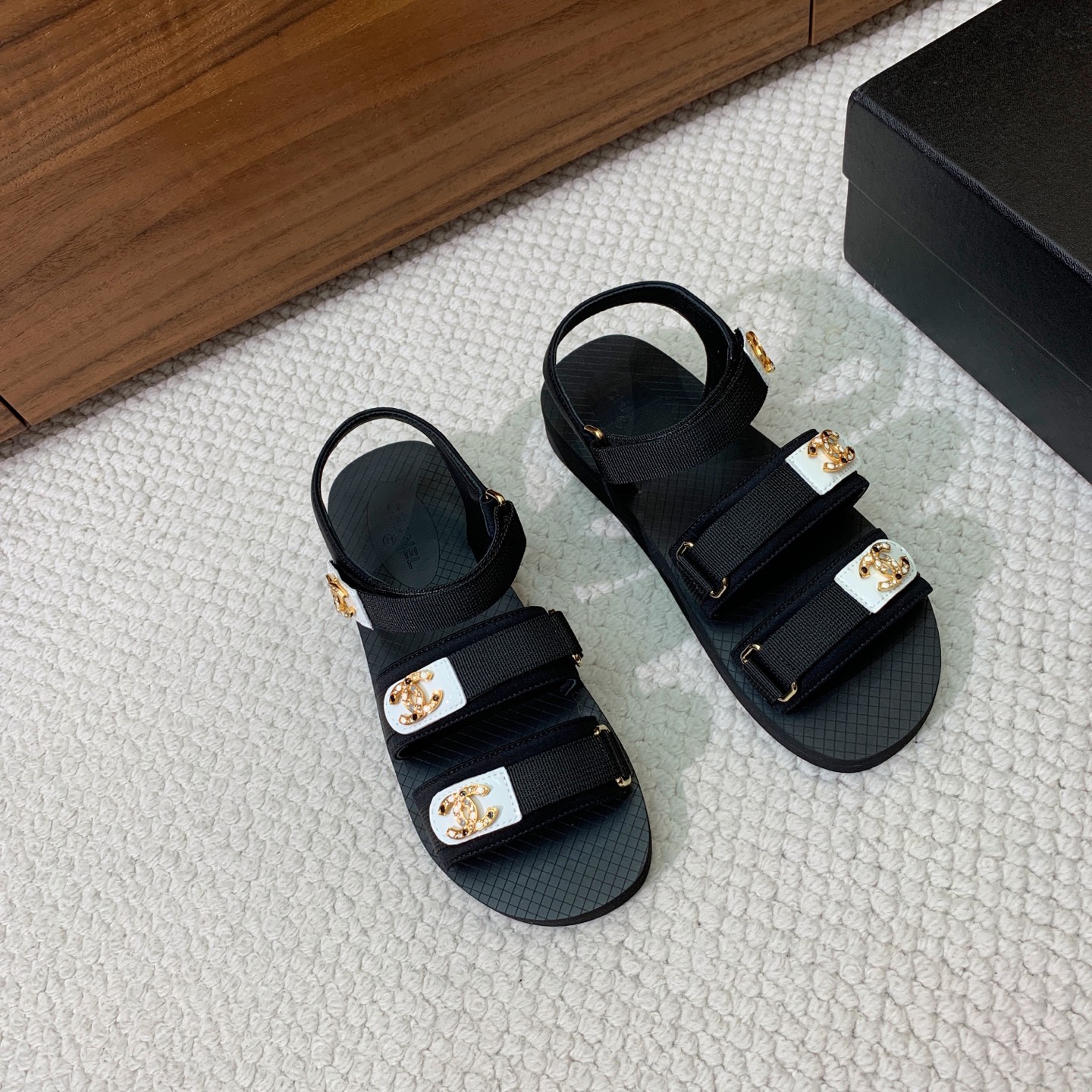 🔸Chan*l🔸魔术贴凉鞋。浓浓的中古典雅气息。上脚轻便舒适。
码数：35-42（40、41、42定制不