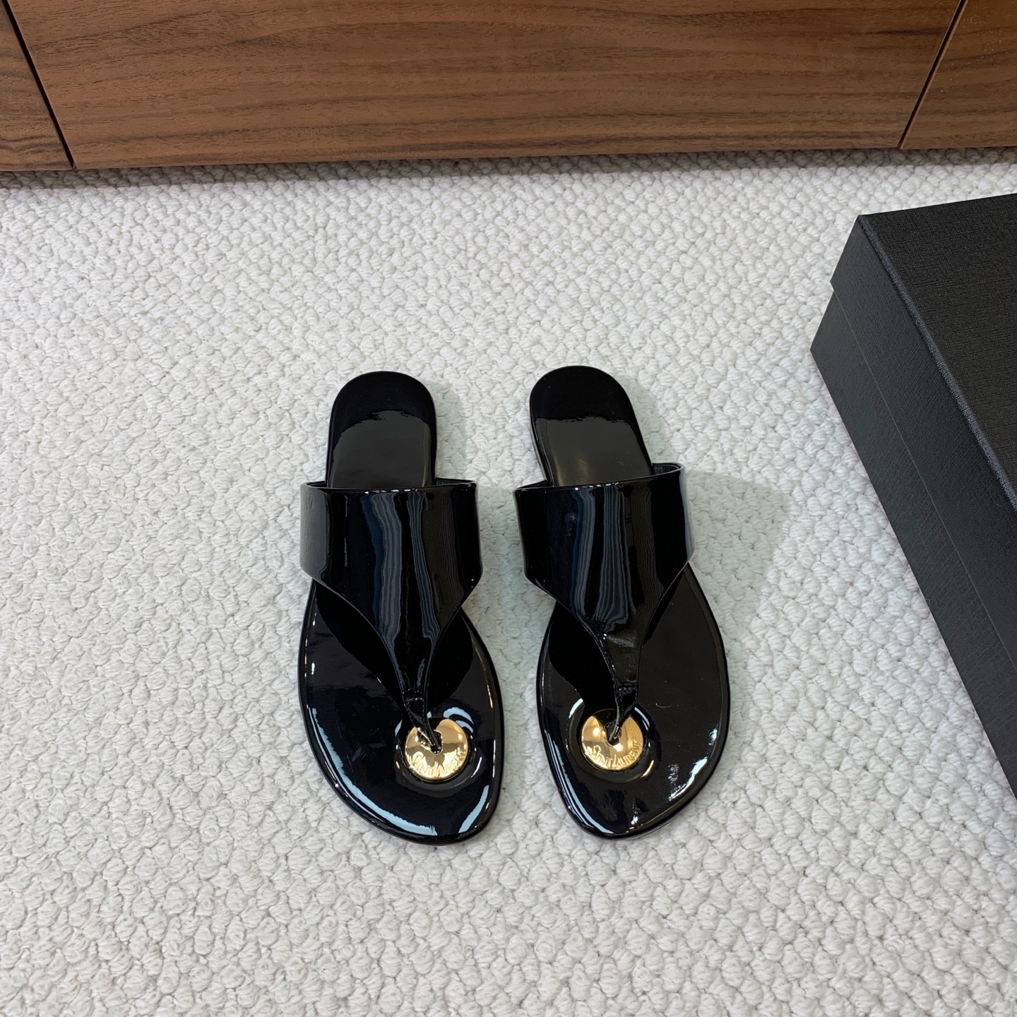 NO:440926,SAINT LAUREN* flat sandals. The entire version includes metal products and other details, which are unique and eye-catching. The upper is patent leather cowhide, sheepskin footbed, genuine leather outsole. Size 36-42 (41, 42 customized, non-return and exchange) batch, slippers sandals, saint laurent, sandals, slippers, cowhide, sheepskin, Leather soles19860909SAINT LAUREN*平底凉鞋.整个版型包括金属制品等细节别具一格让人眼前一亮,鞋面漆皮牛皮.羊皮垫脚.真皮大底. 码数36-42（41、42定制不退换） 批,拖鞋凉鞋,saint laurent,sandals,slippers,cowhide,sheepskin,Leather soles,Women's Shoes