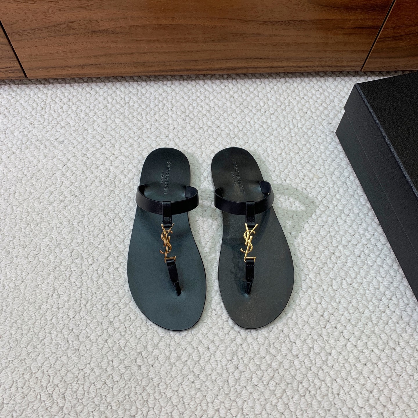 NO:440931,SAINT LAUREN* flat slippers. The entire style includes metal products and other details, which are unique and eye-catching. The upper is patent leather cowhide and genuine leather outsole. Size 36-42 (41 and 42 customized without return and exchange) batch, slippers and sandals, saint laurent, sandals, slippers, cowhide, Leather soles19860909SAINT LAUREN*平底拖鞋.整个版型包括金属制品等细节别具一格让人眼前一亮,鞋面漆皮牛皮.真皮大底. 码数36-42（41、42定制不退换） 批,拖鞋凉鞋,saint laurent,sandals,slippers,cowhide,Leather soles,Women's Shoes