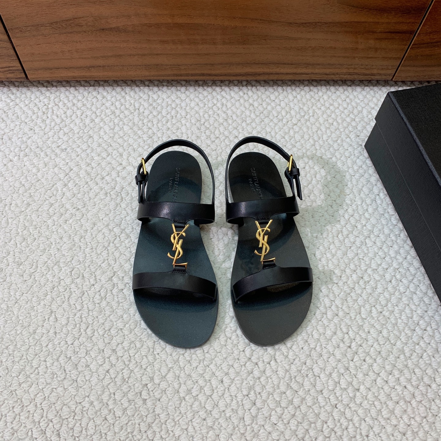 NO:440897,SAINT LAUREN* flat sandals. The entire version includes metal products and other details, which are unique and eye-catching. The upper is patent leather cowhide and genuine leather outsole. Size 36-42 (41 and 42 customized without return and exchange) batch, slippers sandals, saint laurent, sandals, slippers, cowhide, Leather soles19860909SAINT LAUREN*平底凉鞋.整个版型包括金属制品等细节别具一格让人眼前一亮,鞋面漆皮牛皮.真皮大底. 码数36-42（41、42定制不退换） 批,拖鞋凉鞋,saint laurent,sandals,slippers,cowhide,Leather soles,Women's Shoes