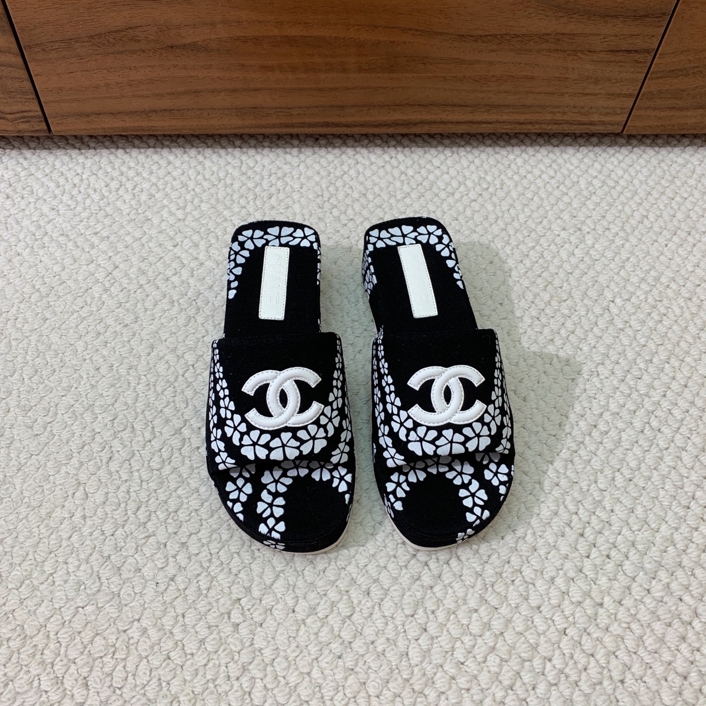 NO:559335,Chan*l thick-soled printed slippers. Cotton printed/original sole. Heel height is about 4.5cm. Size 35-41 (40 and 41 customized are not returnable). Batch, slippers, chanel, slippers19860909Chan*l厚底印花拖鞋.棉布印花/原版底 跟高约4.5cm 码数35-41（40、41定制不退换） 批,拖鞋,chanel,slippers,Women's Shoes