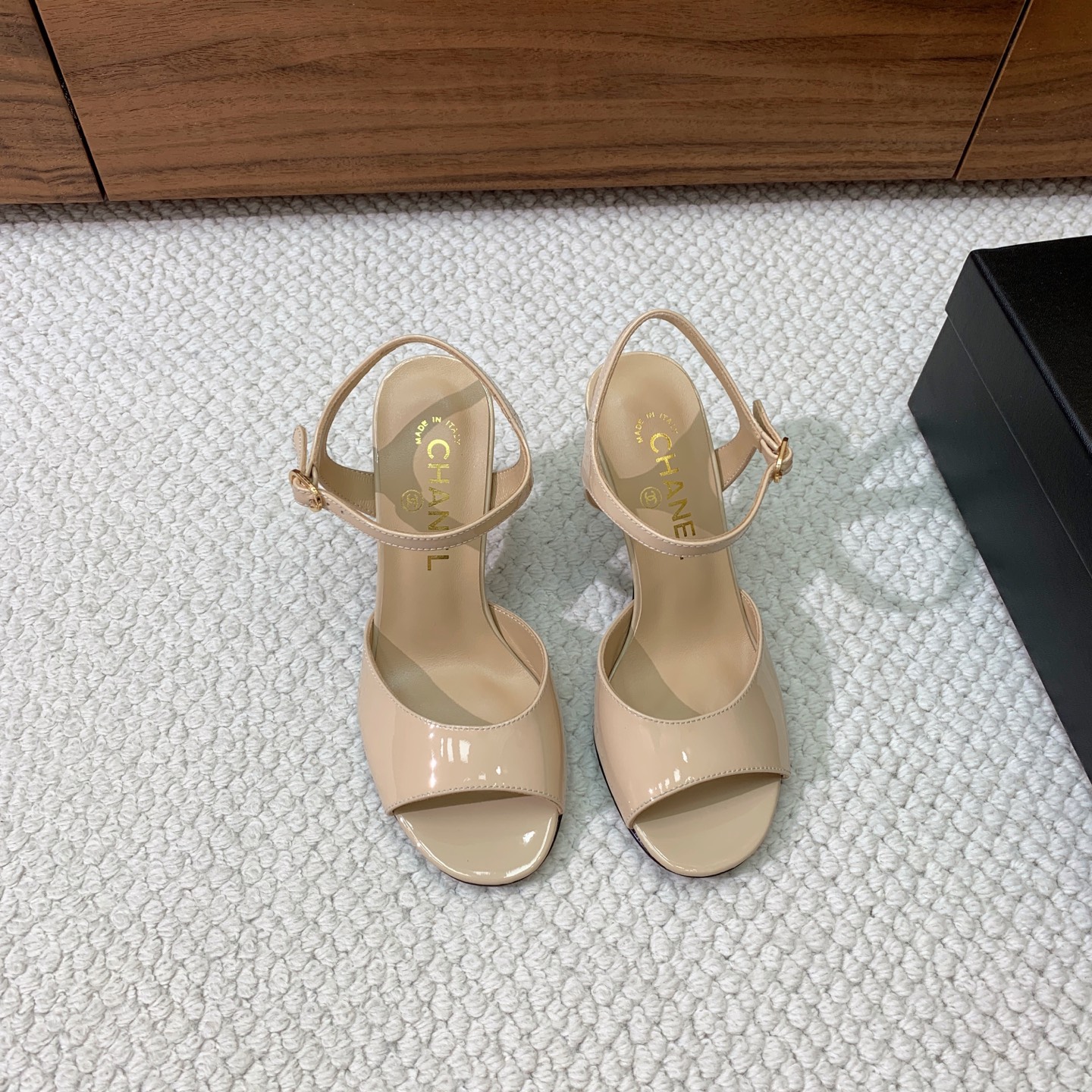 NO:559344,Chan*l pearl heel fish mouth high heel sandals. Patent leather upper, sheepskin, sheepskin lining and foot pads. Genuine leather outsole. Heel height 8.5CM. Size 35-41 (40 and 41 customized are not returnable). Batch, sandals, chanel, sandals, sheepskin, Leather soles19860909Chan*l珍珠跟鱼嘴高跟凉鞋.鞋面漆皮、羊皮.羊皮内里及垫脚.真皮大底.跟高8.5CM 码数35-41（40、41定制不退换） 批,凉鞋,chanel,sandals,sheepskin,Leather soles,Women's Shoes