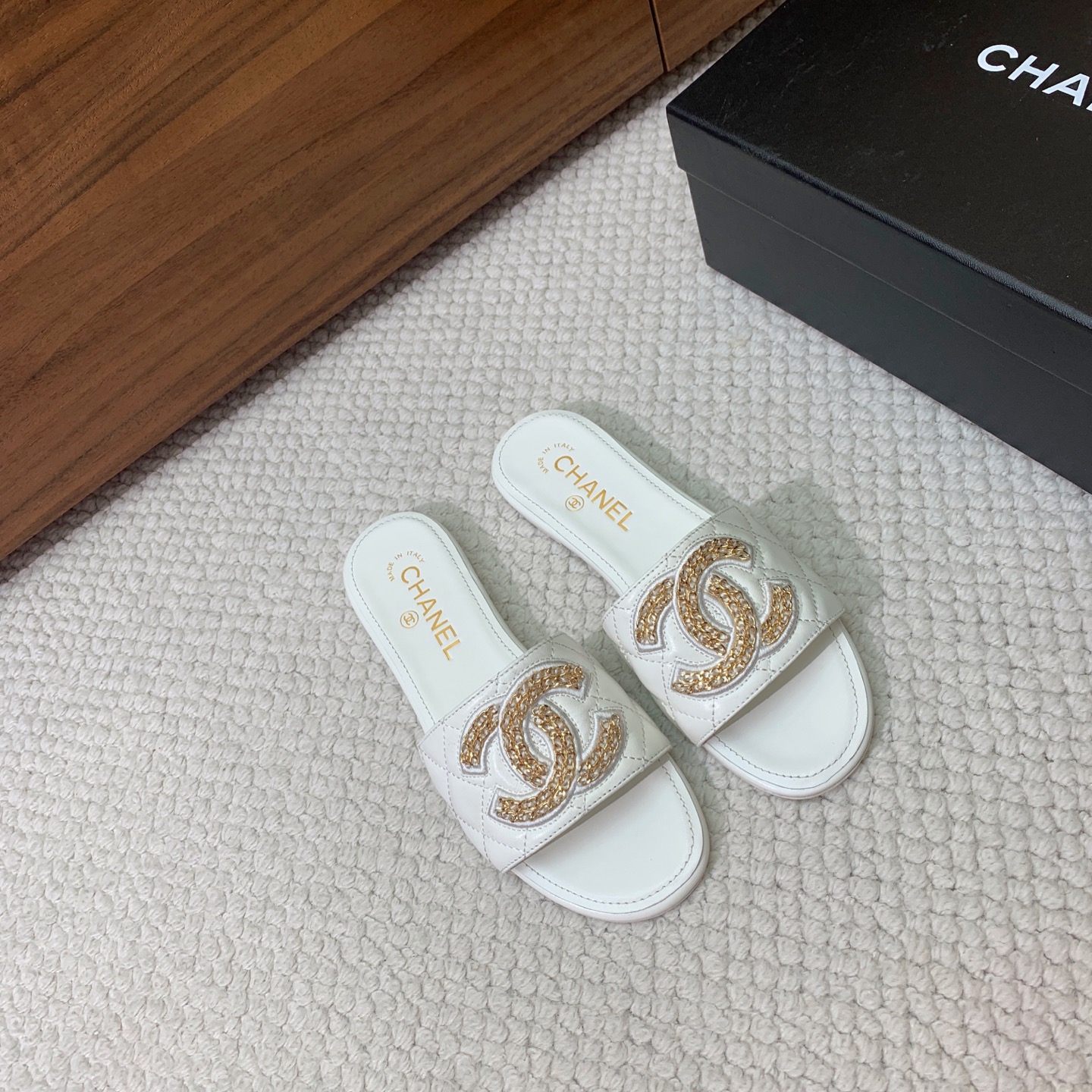 🔸Chan*l🔸双C链条平底拖鞋。定制面料、羊皮。羊皮垫脚。真皮大底。码数：35-41（40、41定制不