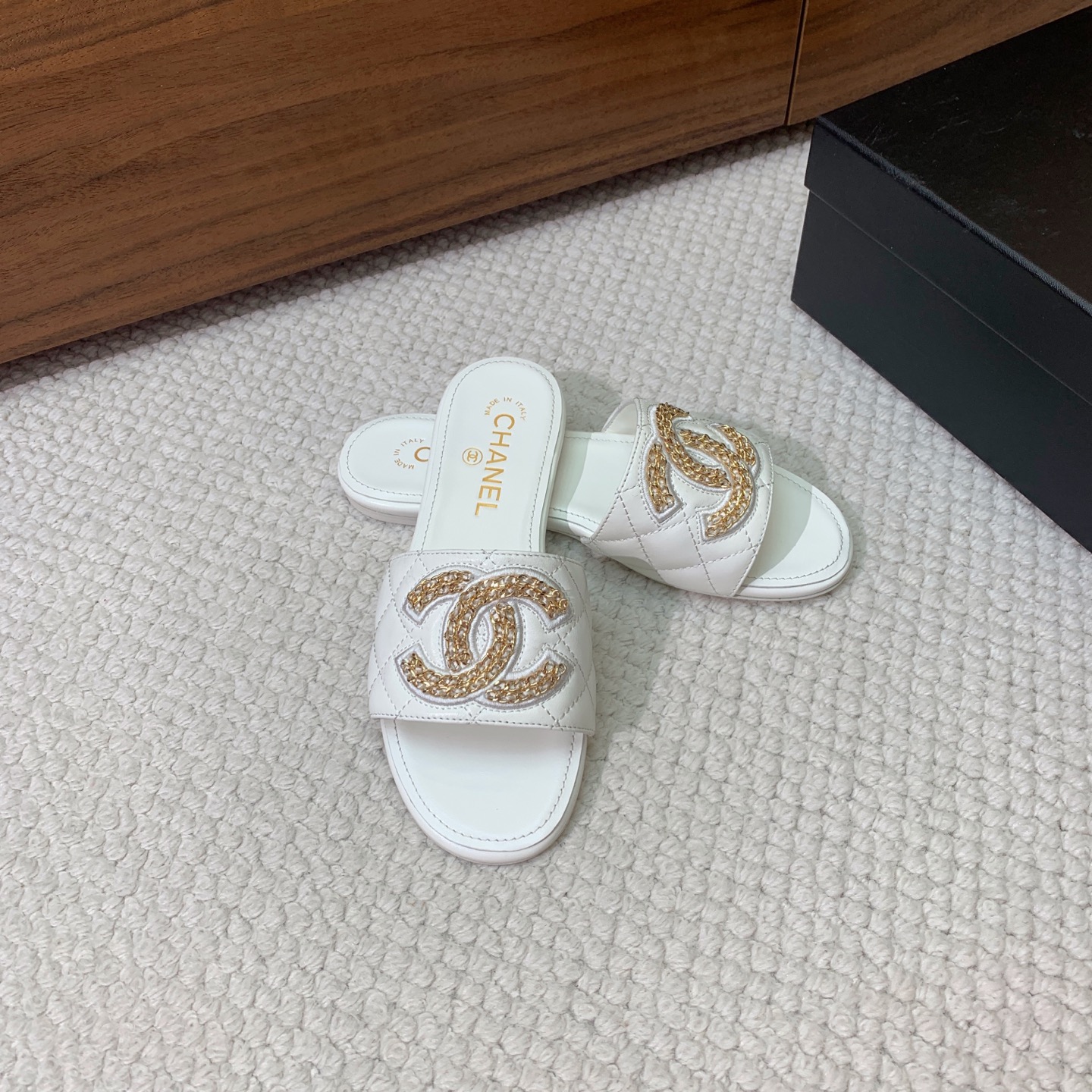 🔸Chan*l🔸双C链条平底拖鞋。定制面料、羊皮。羊皮垫脚。真皮大底。码数：35-41（40、41定制不
