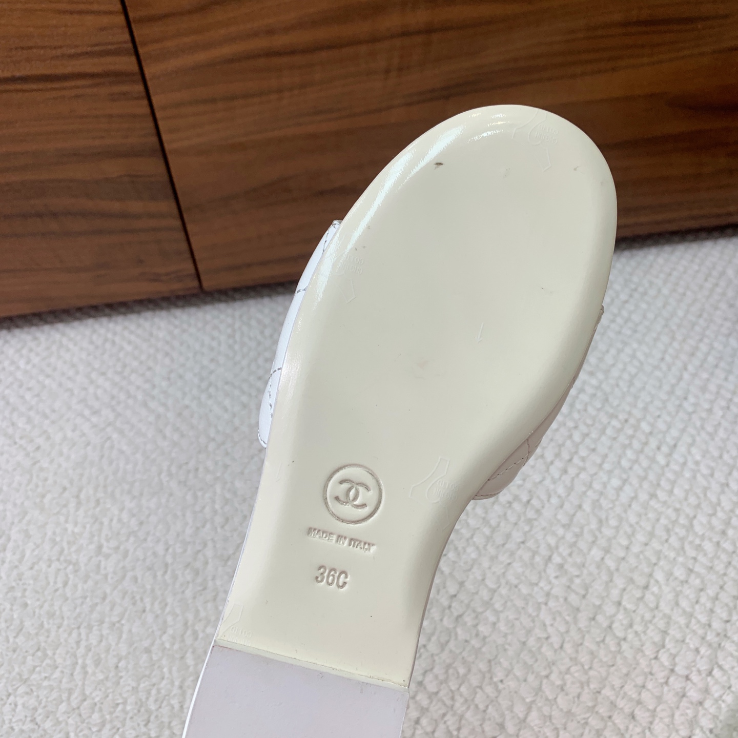 🔸Chan*l🔸双C链条平底拖鞋。定制面料、羊皮。羊皮垫脚。真皮大底。码数：35-41（40、41定制不