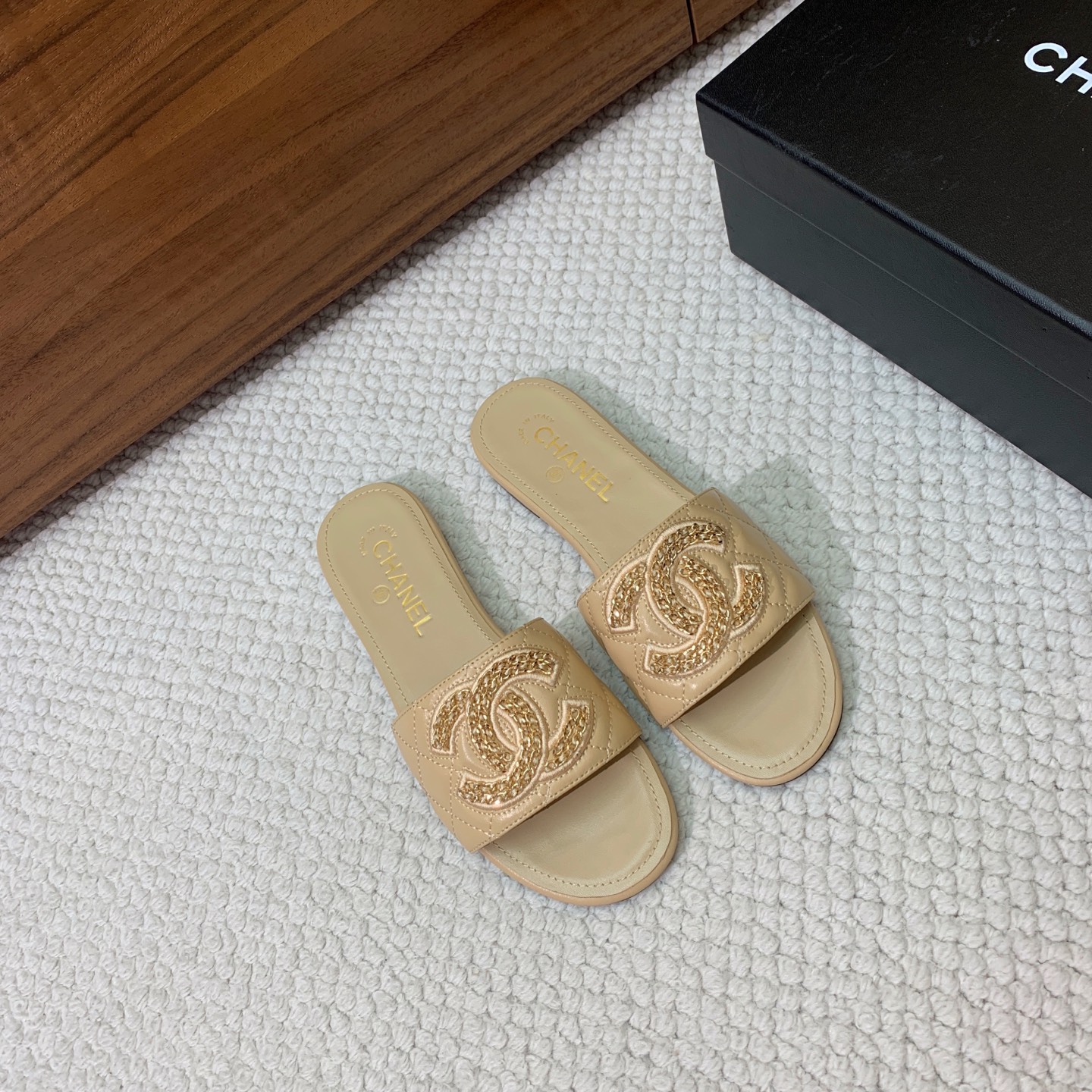 🔸Chan*l🔸双C链条平底拖鞋。定制面料、羊皮。羊皮垫脚。真皮大底。码数：35-41（40、41定制不