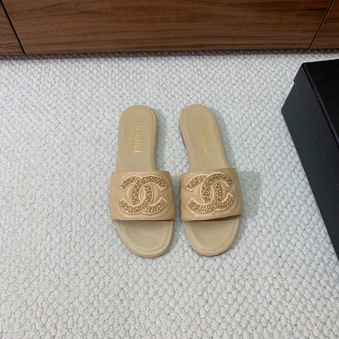 NO:559313,Chan*l double C chain flat slippers. Customized fabric, sheepskin. Sheepskin feet. Genuine leather outsole. Size 35-41 (customized 40, 41 are not returnable) batch, slippers, chanel, slippers, sheepskin, Leather soles19860909Chan*l双C链条平底拖鞋.定制面料、羊皮.羊皮垫脚.真皮大底. 码数35-41（40、41定制不退换） 批,拖鞋,chanel,slippers,sheepskin,Leather soles,Women's Shoes
