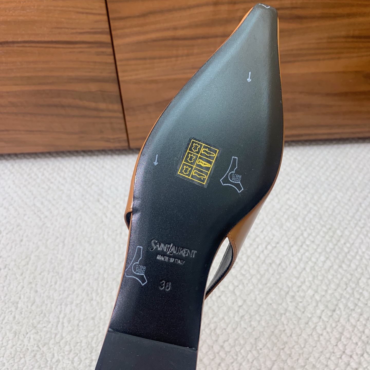 🔸SAINT LAUREN*🔸大热平底单鞋。经典Cassander复古LOGO搭配野性自由高雅性感并存，