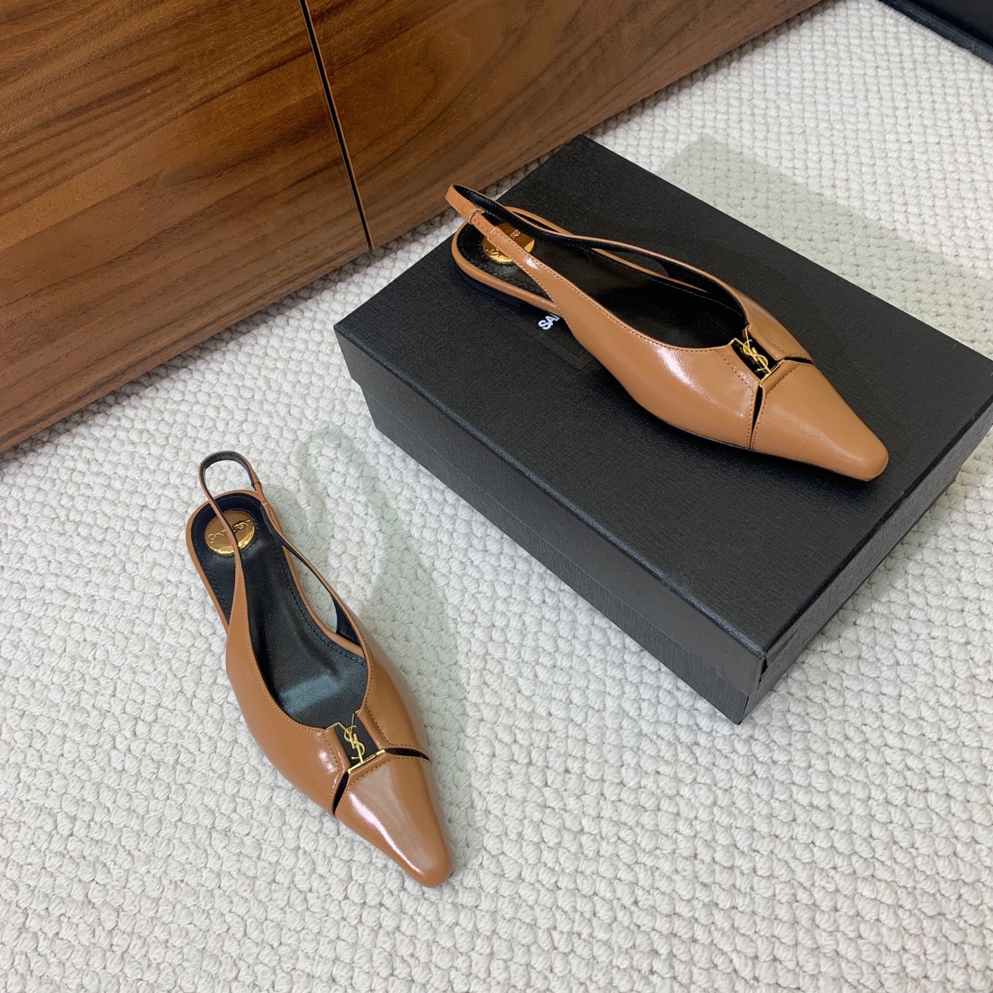 🔸SAINT LAUREN*🔸大热平底单鞋。经典Cassander复古LOGO搭配野性自由高雅性感并存，