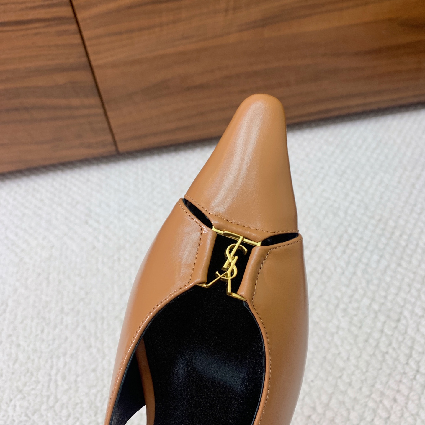 🔸SAINT LAUREN*🔸大热平底单鞋。经典Cassander复古LOGO搭配野性自由高雅性感并存，