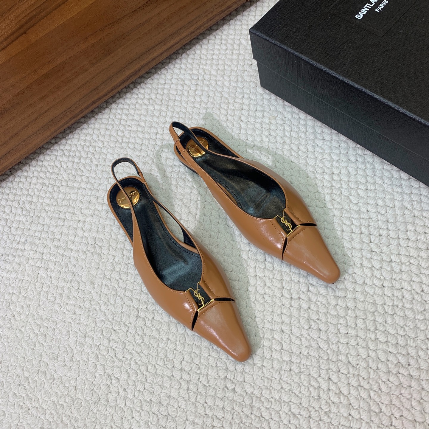 🔸SAINT LAUREN*🔸大热平底单鞋。经典Cassander复古LOGO搭配野性自由高雅性感并存，