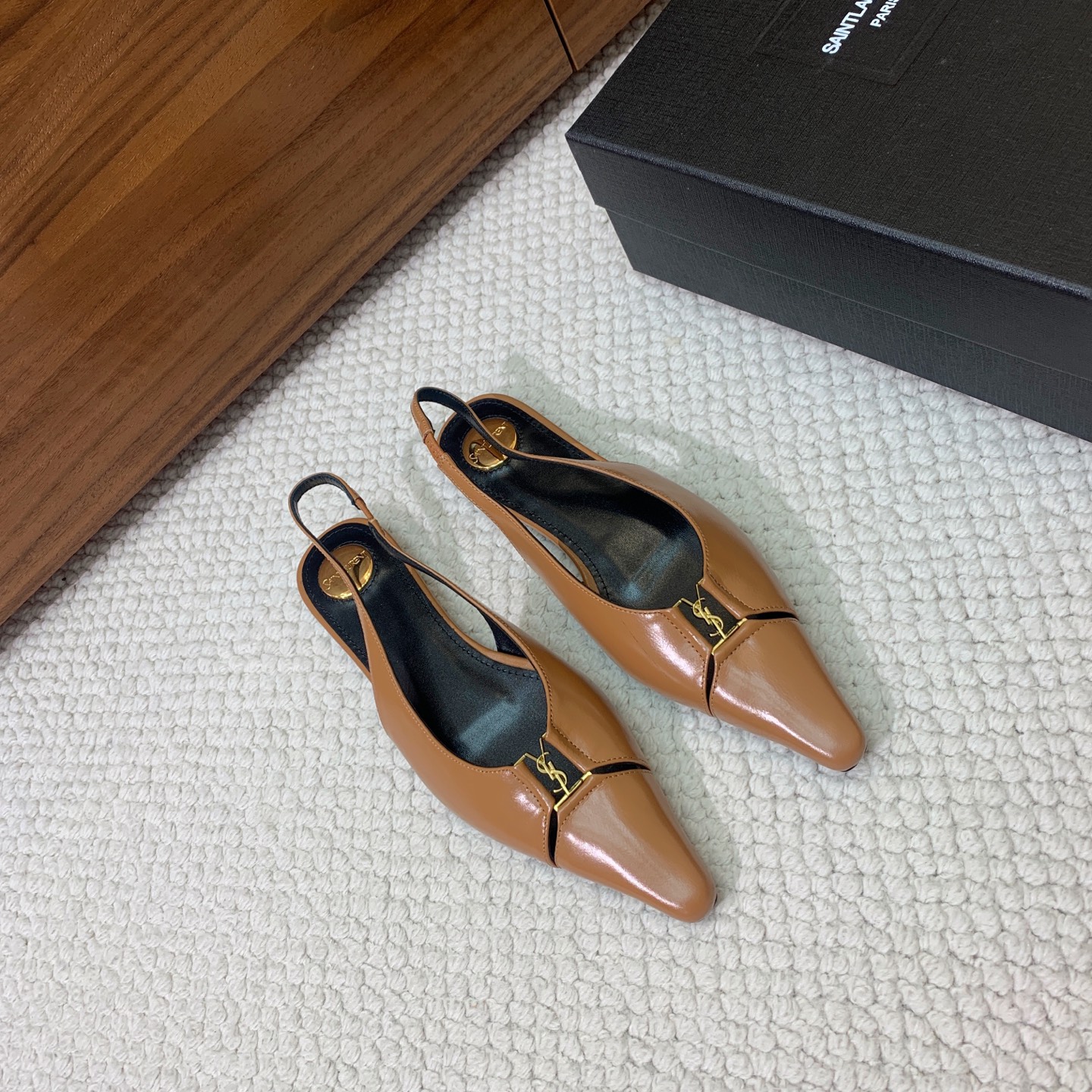 🔸SAINT LAUREN*🔸大热平底单鞋。经典Cassander复古LOGO搭配野性自由高雅性感并存，