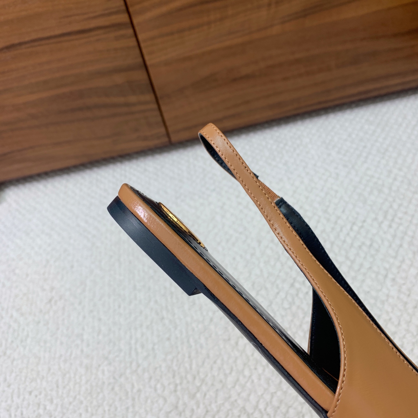 🔸SAINT LAUREN*🔸大热平底单鞋。经典Cassander复古LOGO搭配野性自由高雅性感并存，