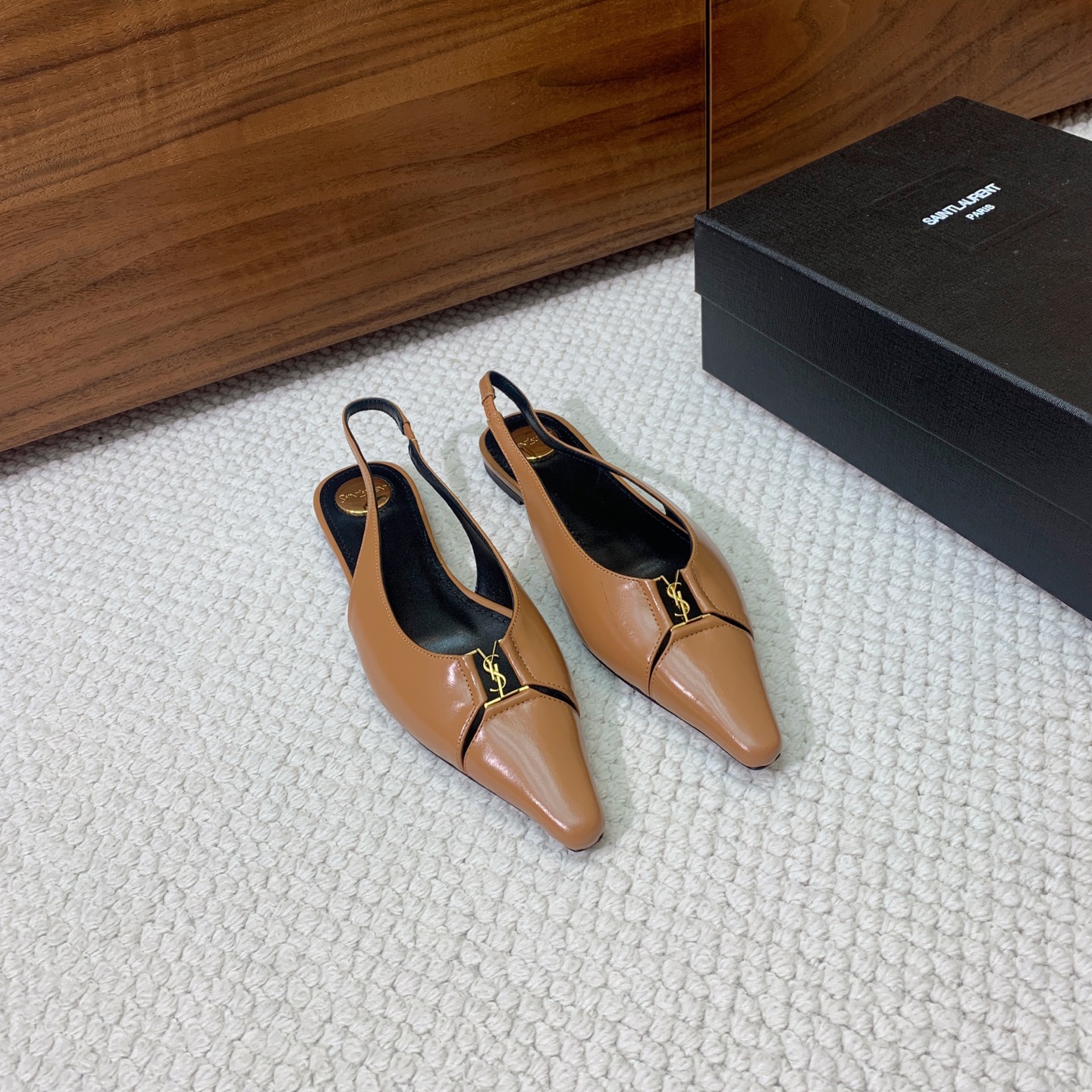 🔸SAINT LAUREN*🔸大热平底单鞋。经典Cassander复古LOGO搭配野性自由高雅性感并存，