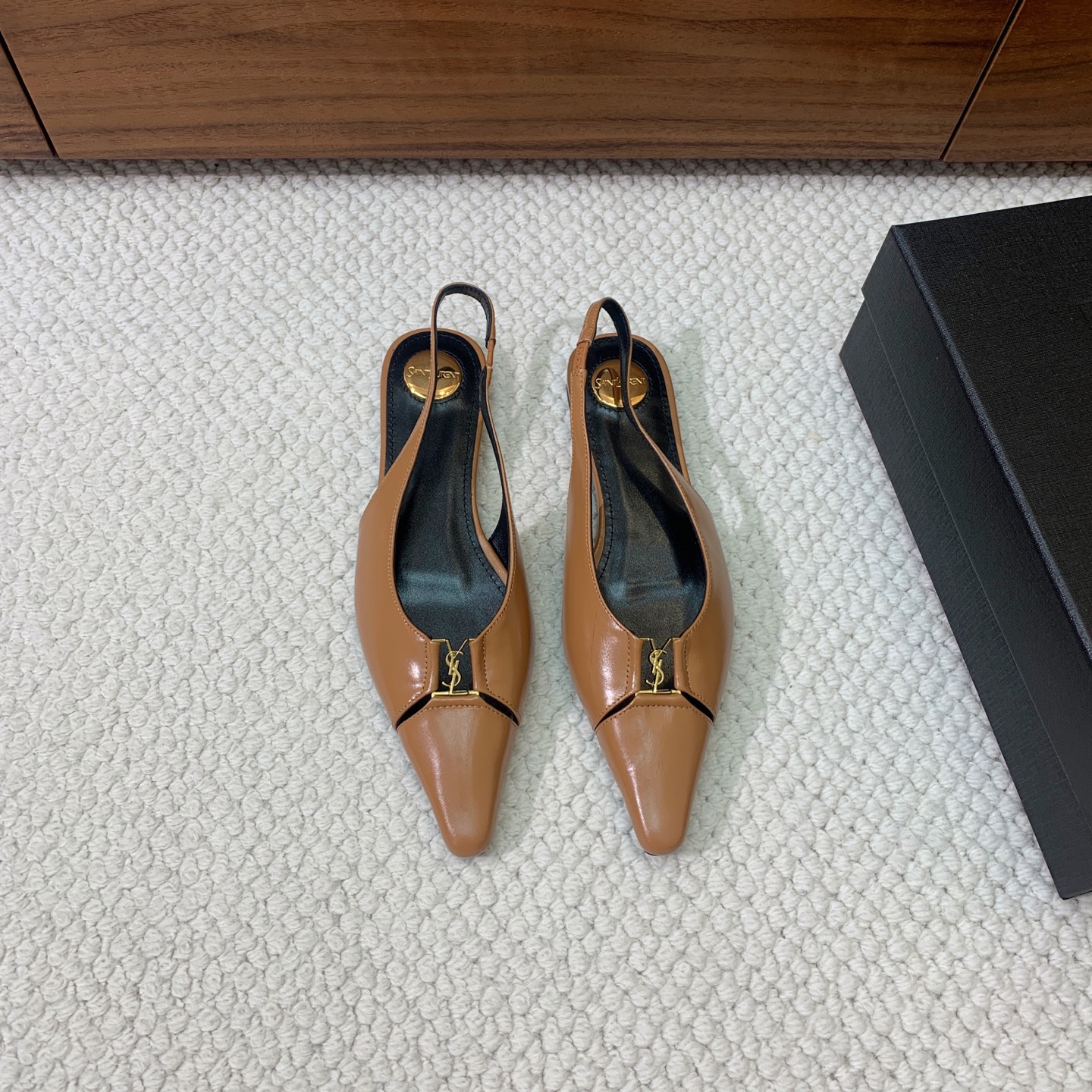 🔸SAINT LAUREN*🔸大热平底单鞋。经典Cassander复古LOGO搭配野性自由高雅性感并存，